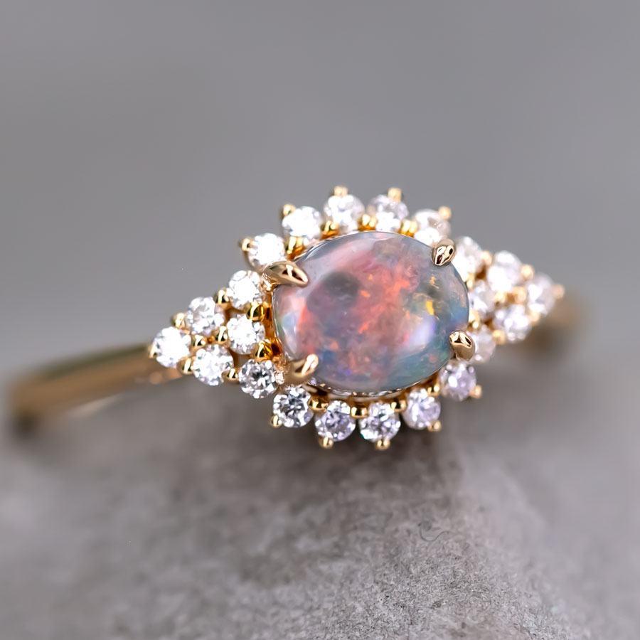 Taille brillant Bague de fiançailles halo en or jaune 18 carats, opale noire et diamants en vente