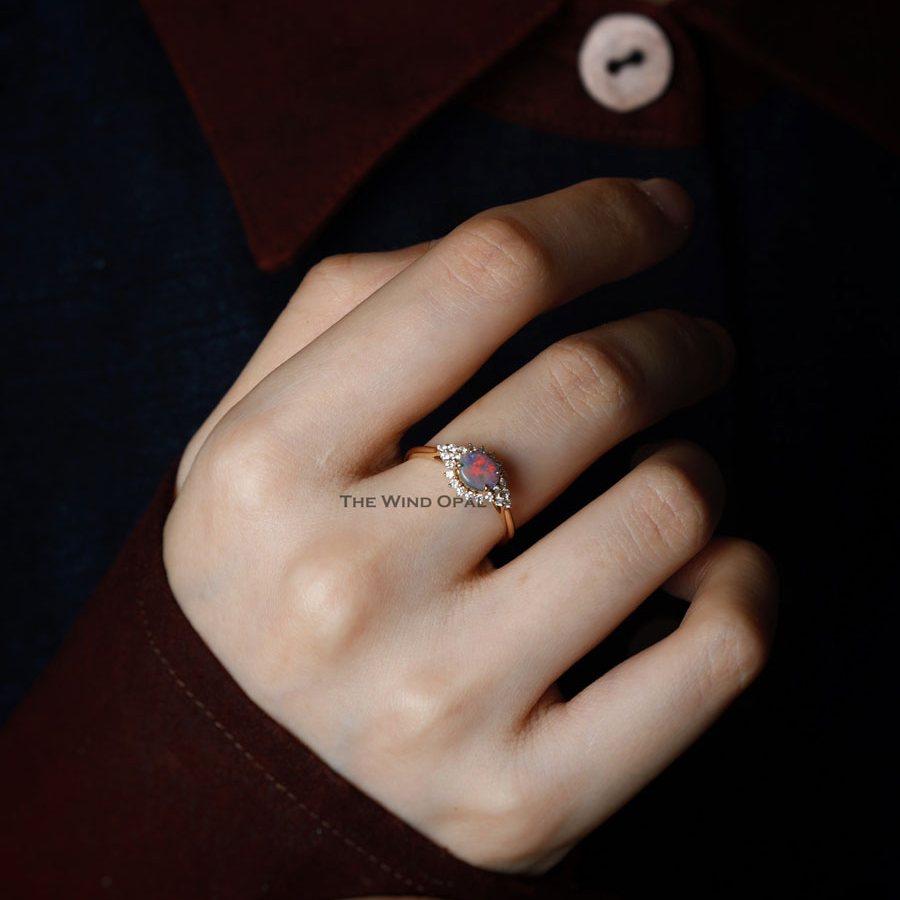 Bague de fiançailles halo en or jaune 18 carats, opale noire et diamants Neuf - En vente à Suwanee, GA