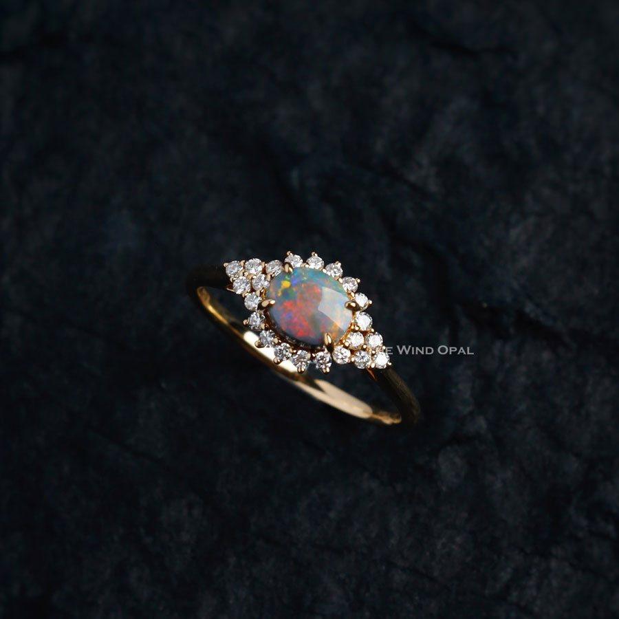 Bague de fiançailles halo en or jaune 18 carats, opale noire et diamants Unisexe en vente