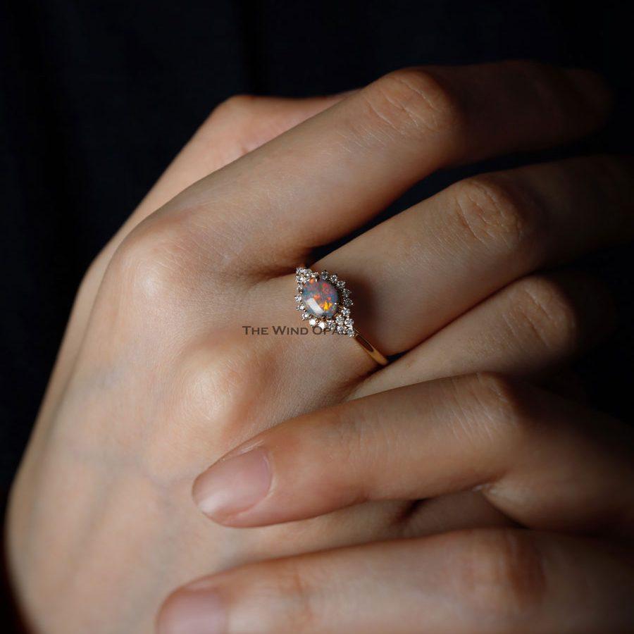 Bague de fiançailles halo en or jaune 18 carats, opale noire et diamants en vente 1