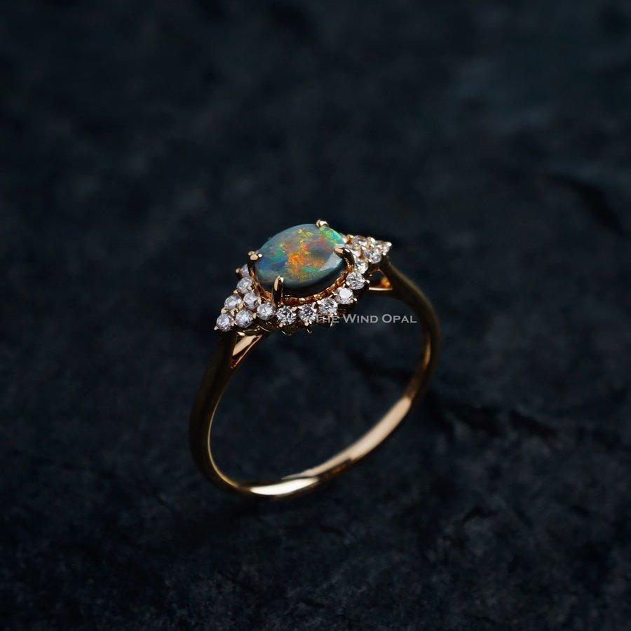 Bague de fiançailles halo en or jaune 18 carats, opale noire et diamants en vente 2