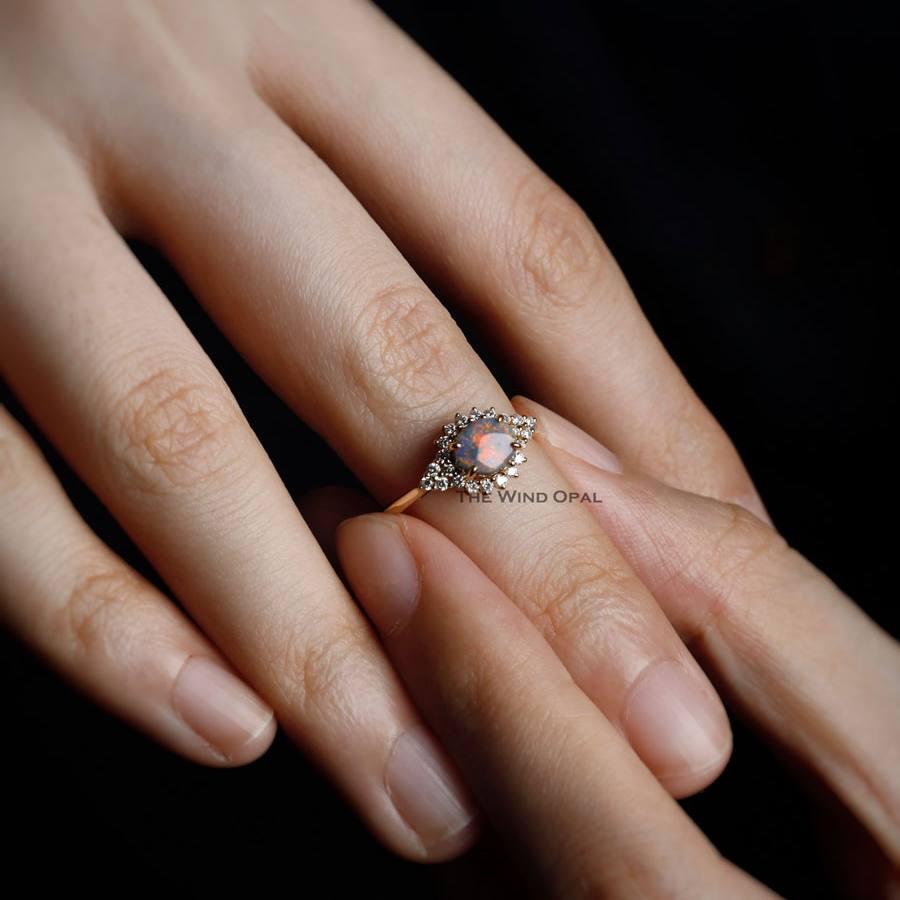 Bague de fiançailles halo en or jaune 18 carats, opale noire et diamants en vente 3