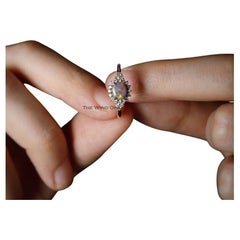 Anello di fidanzamento aureolato con opale nero e diamante in oro giallo 18 carati