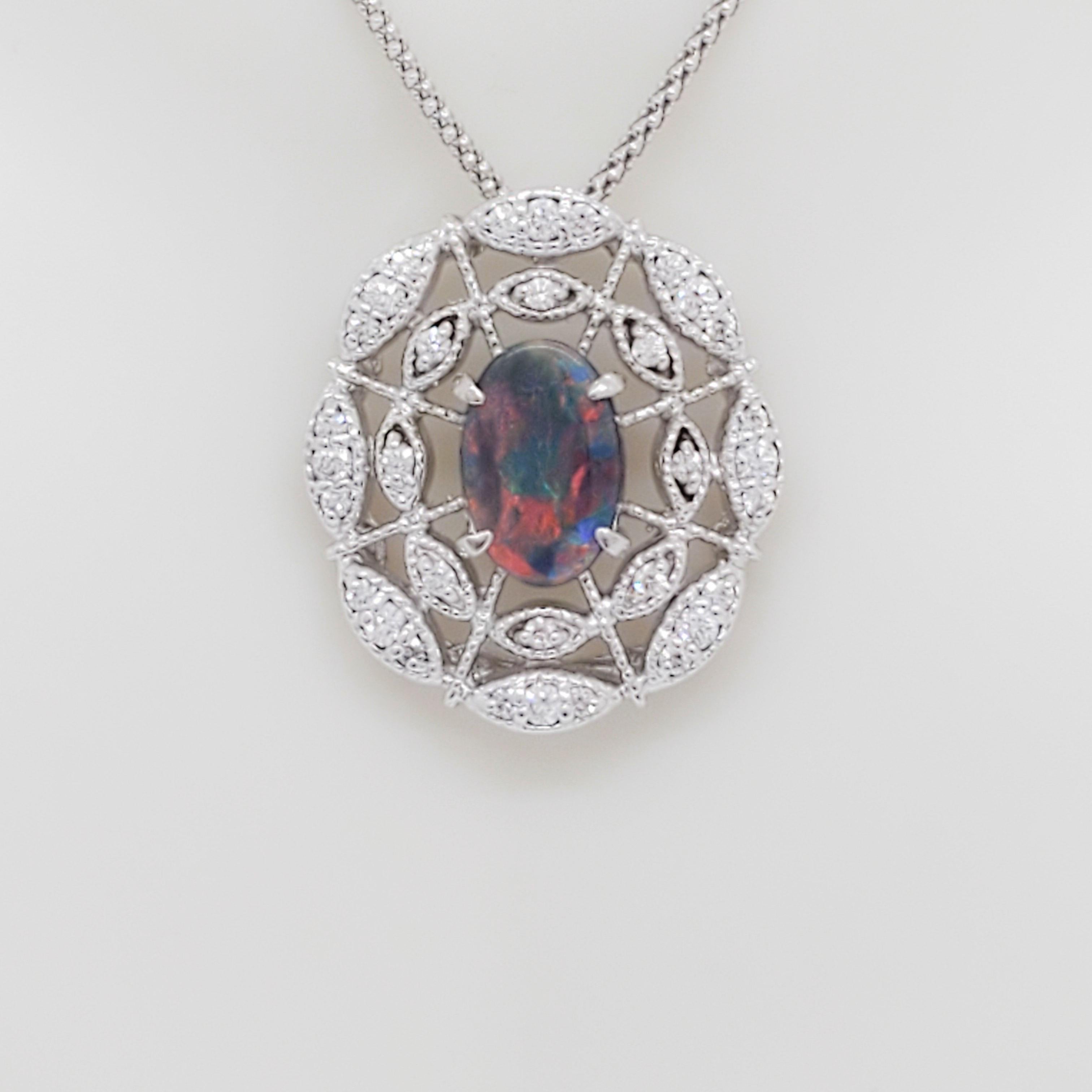 Wunderschöner schwarzer Opal von 0,91 ct. mit runden weißen Diamanten von 0,52 ct. guter Qualität.  Handgefertigt aus 18k Wei�ßgold.  Die Kette ist 18