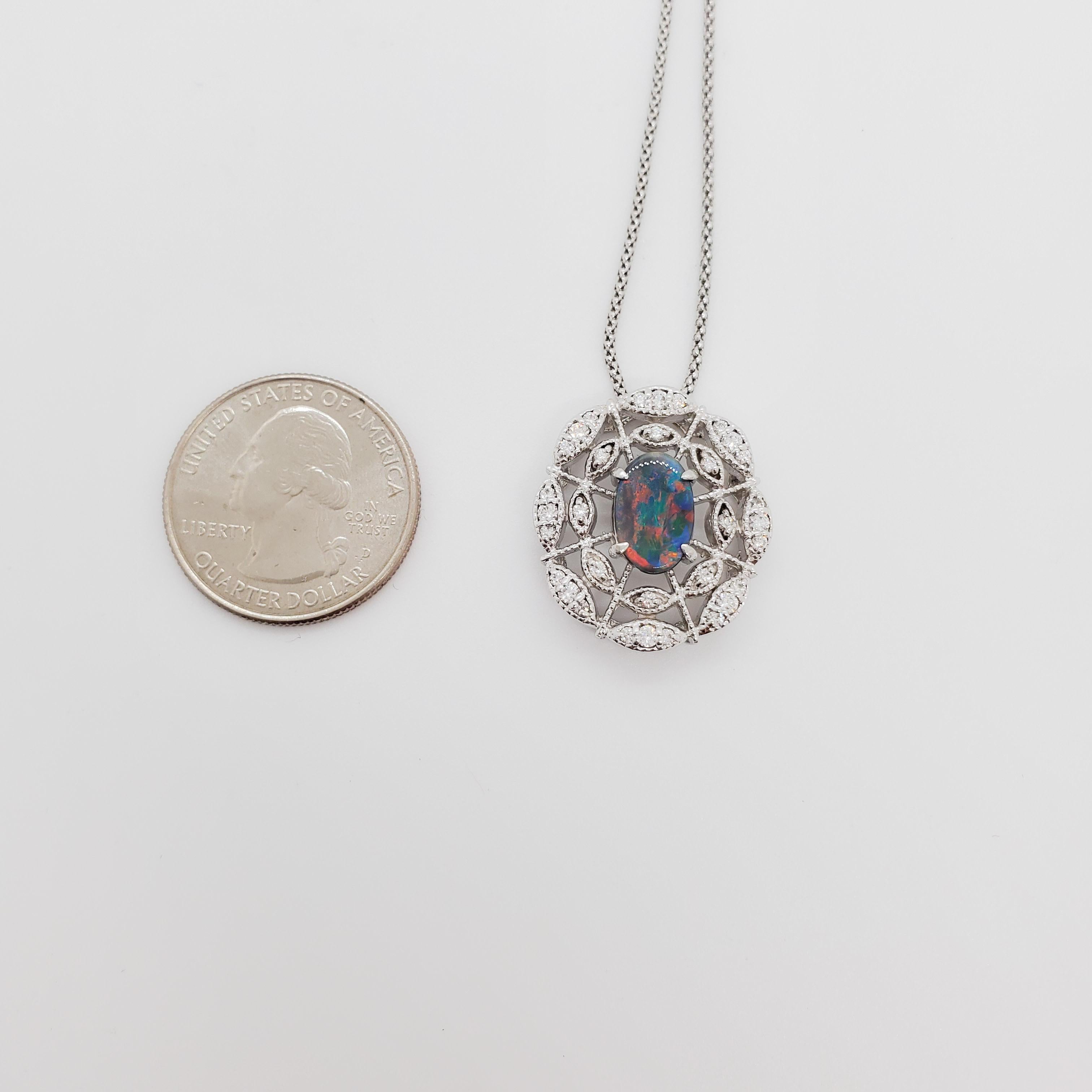 Collier pendentif en or blanc 18k avec opale noire et diamants en vente 1
