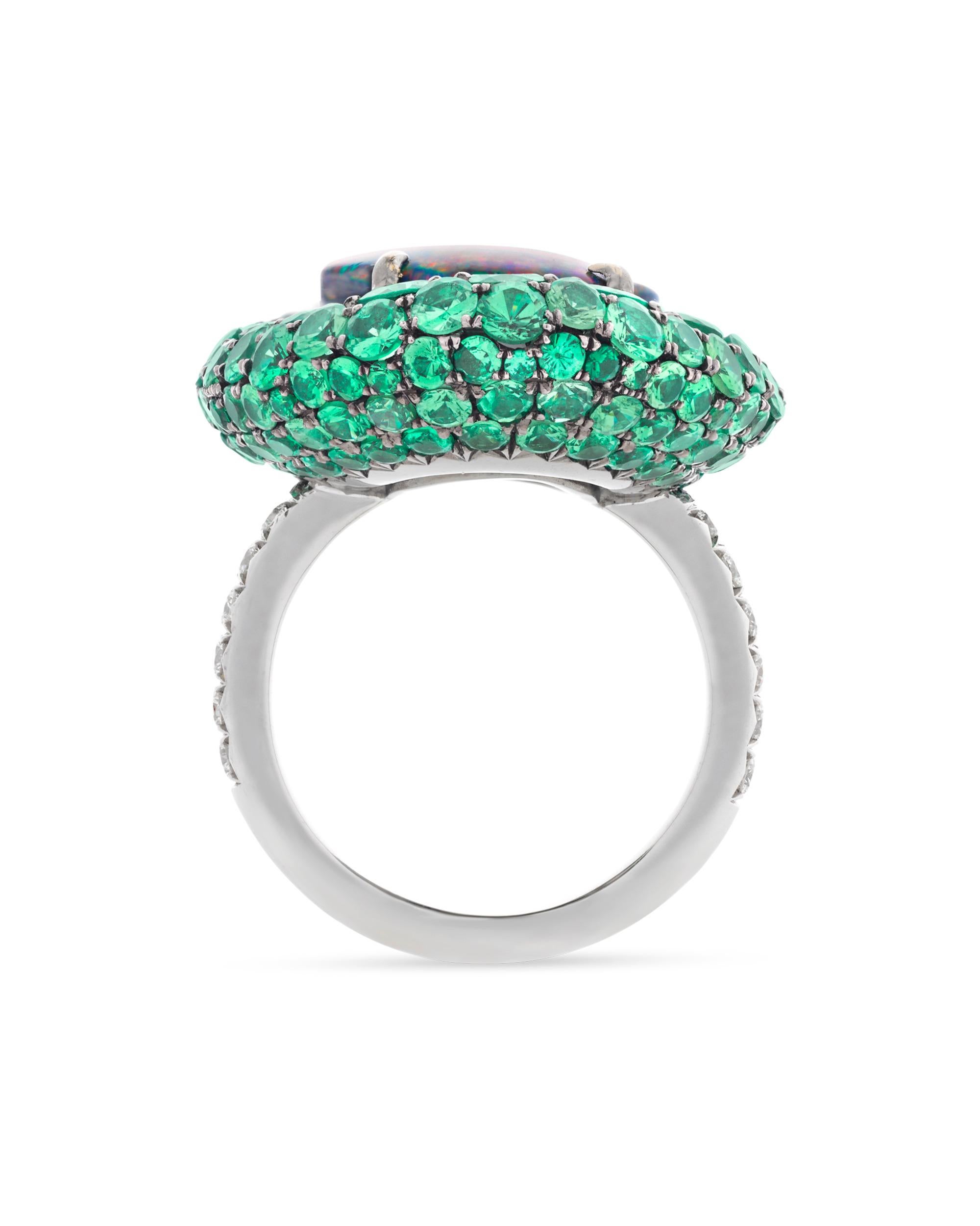 Dieser 5,83 Karat schwere Cabochon aus schwarzem Opal ist ein Kaleidoskop der Farben. Er besitzt eine beeindruckende Bandbreite an schillernden Farbtönen, von Rot und Orange bis hin zu Blau und Grün. Seine Farbe wird durch die beeindruckenden 9,32