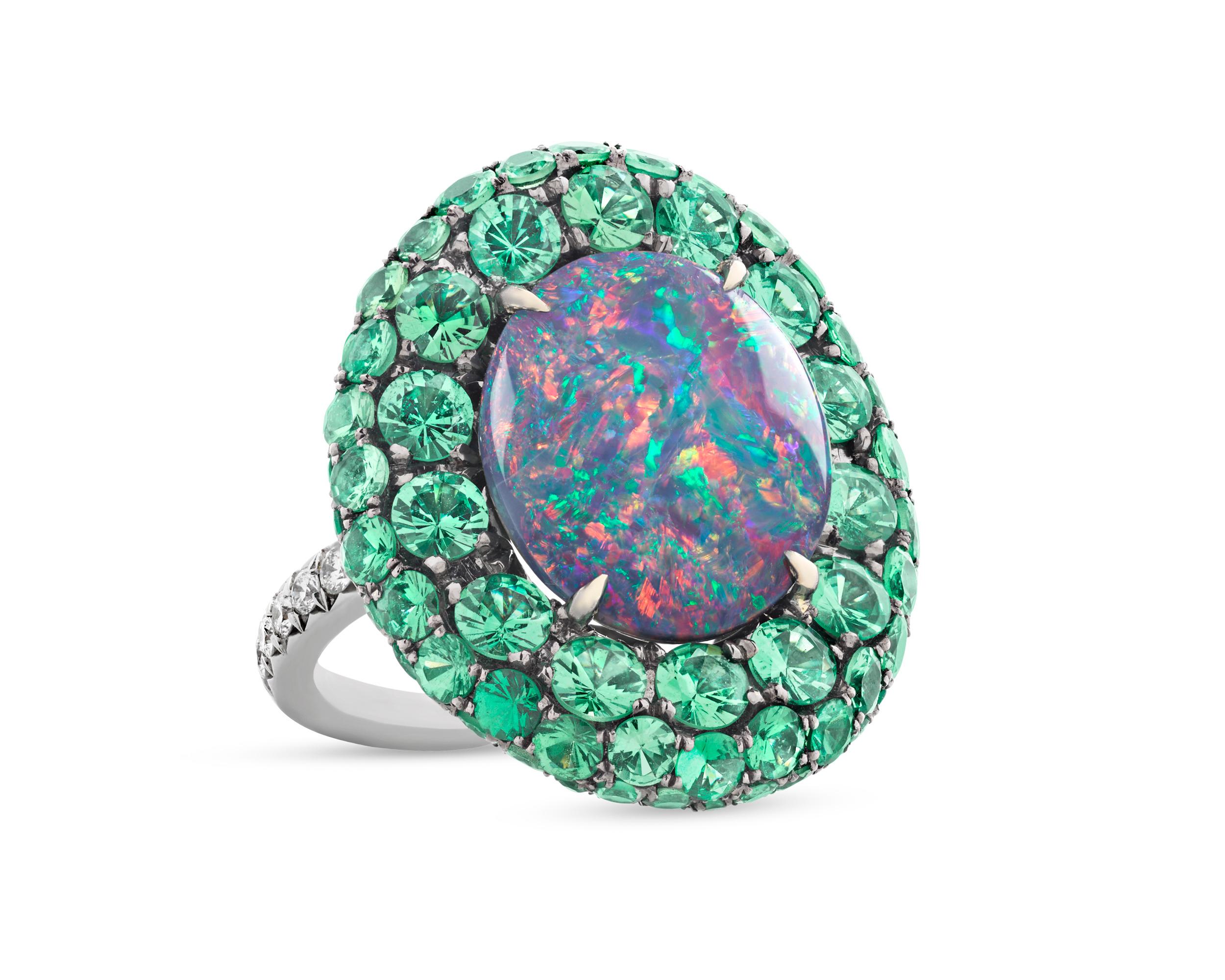 Ring mit schwarzem Opal und Tsavorit, Granat, 5,83 Karat (Cabochon)