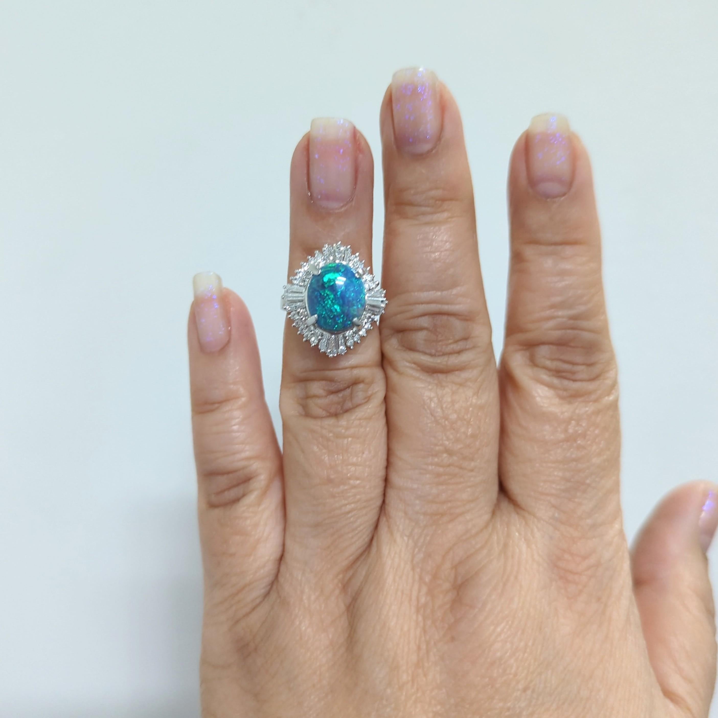 Wunderschönes 2,58-karätiges schwarzes Opal-Oval mit 1,30-karätigen weißen Diamanten und Baguettes von guter Qualität.   Handgefertigt in Platin.  Ring Größe 5.
