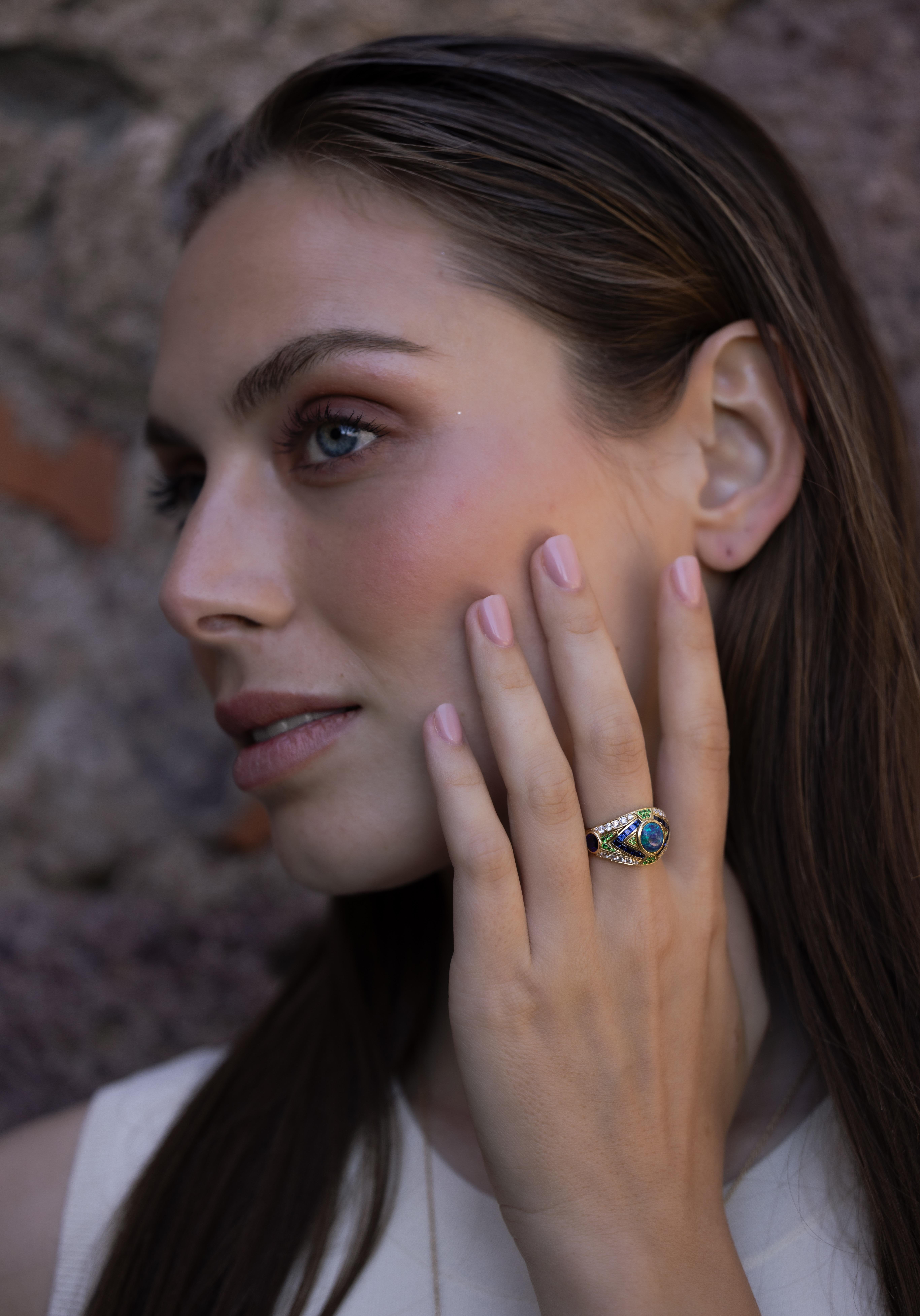 1,70 quilates Ópalo negro Zafiro azul Diamante tsavorita Anillo de cóctel de oro de 18 quilates en Nuevo estado para la venta en Los Angeles, US
