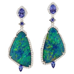 Boucles d'oreilles pendantes en opale noire avec tanzanites et diamants 24 carats or 18K