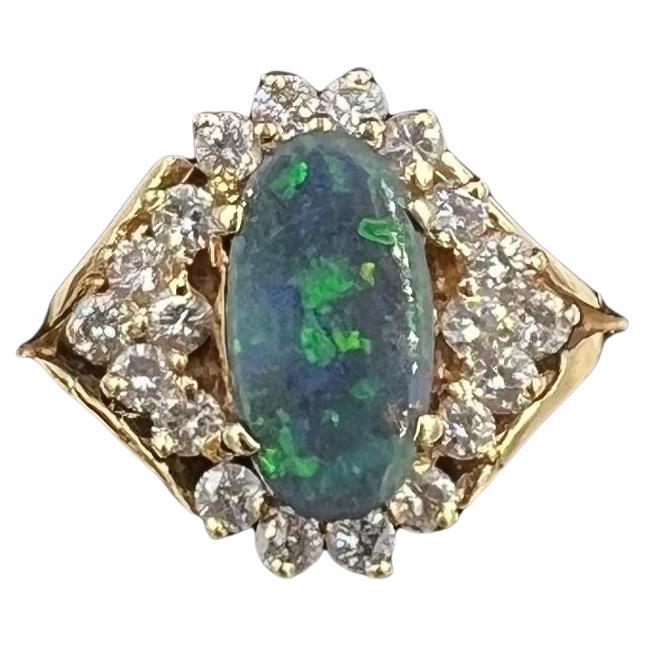 Anillo de oro amarillo de 14k con racimo de diamantes y ópalo negro