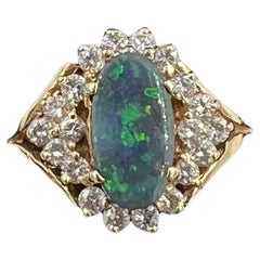 Anillo de oro amarillo de 14k con racimo de diamantes y ópalo negro
