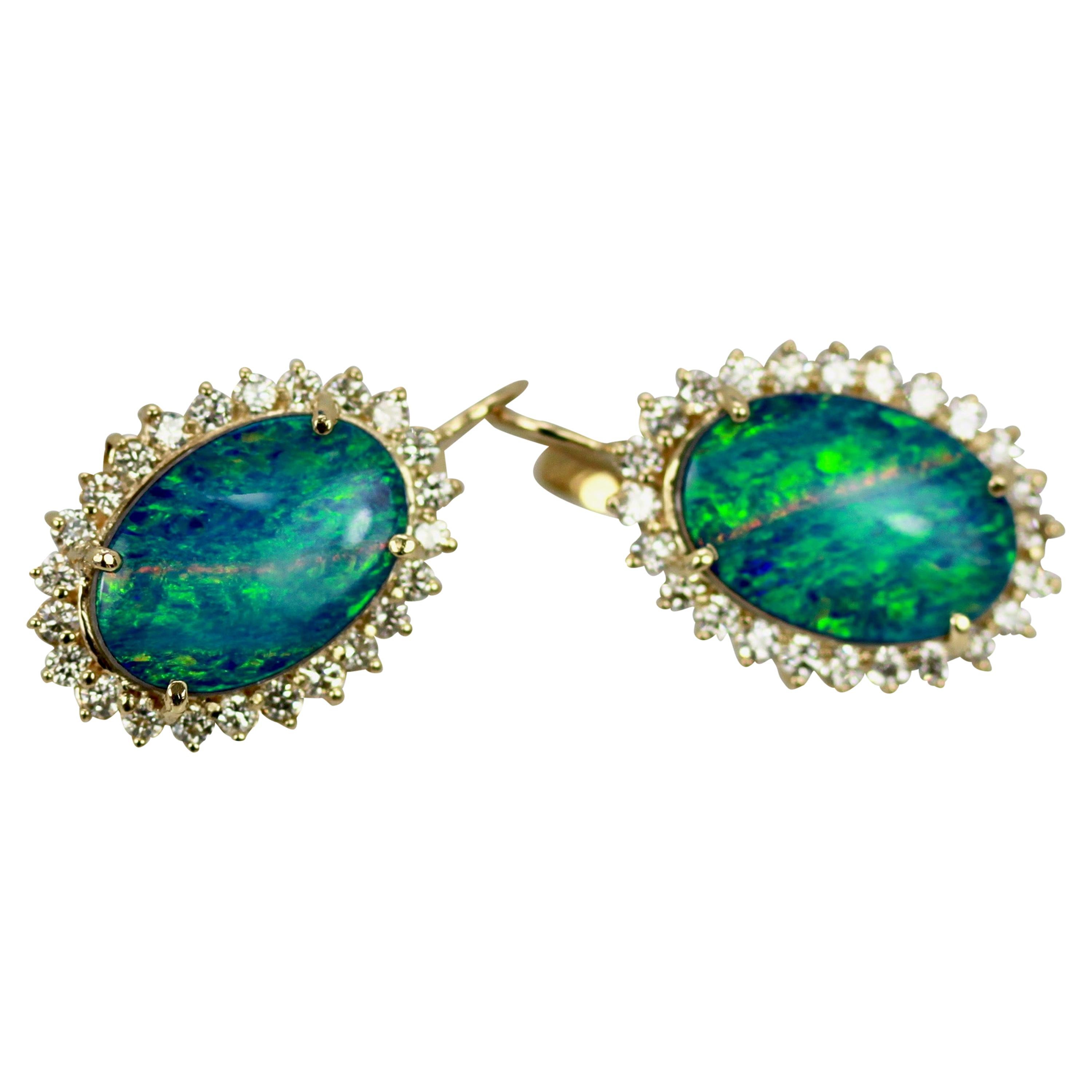 Diese Black Opal Ohrringe sind oval und mit einem Diamanten umgeben.  Die Opale sind 18,54 mm x 13,08 mm groß, solide Opale, keine Drillinge oder Dubletten.
Mit der Einfassung aus Diamanten messen sie 23,26 mm x 17,51 mm.  Diese wiegen 10,2 Gramm