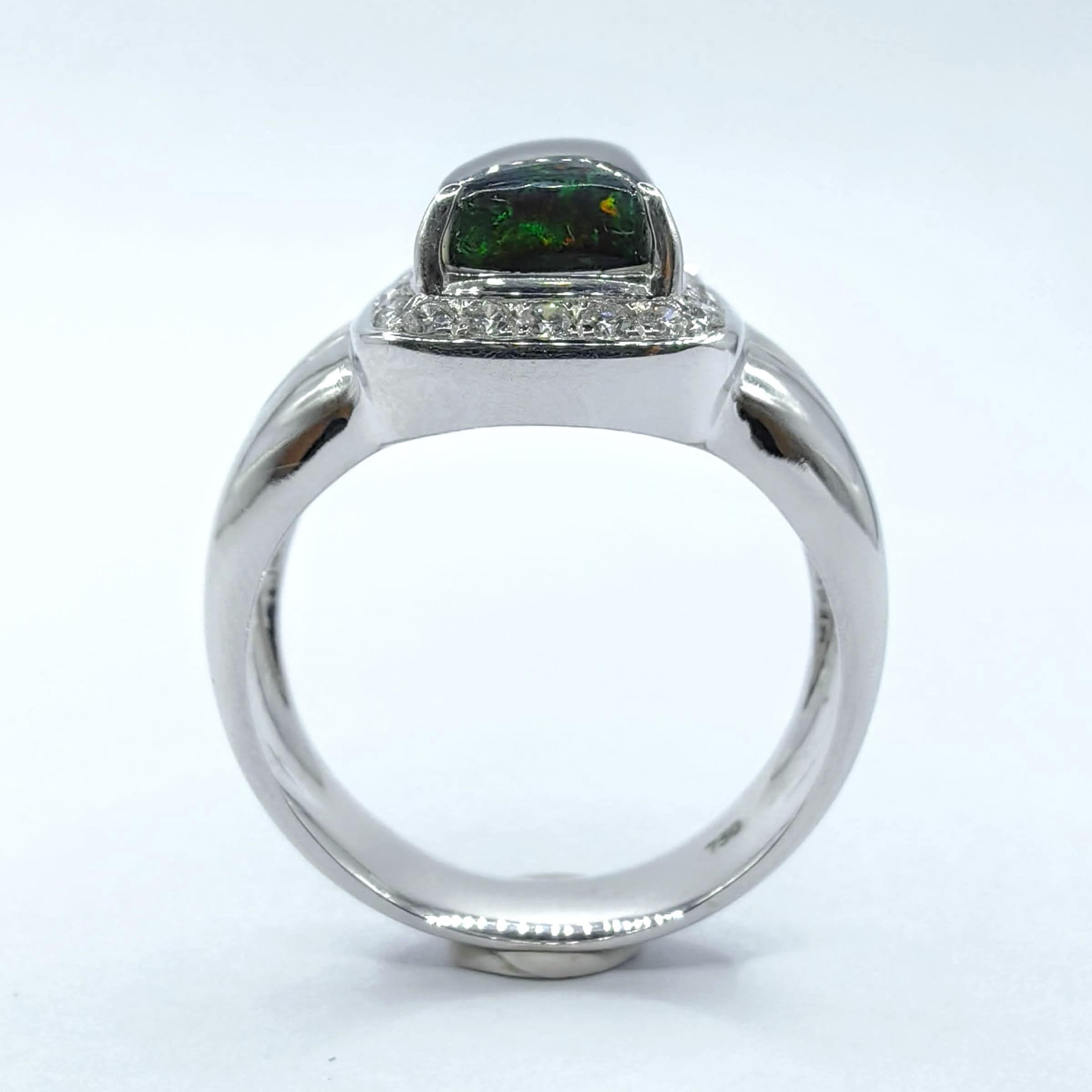 Cabochon Anello da uomo da cocktail con opale nero e diamante a raggiera in oro bianco 18 carati in vendita