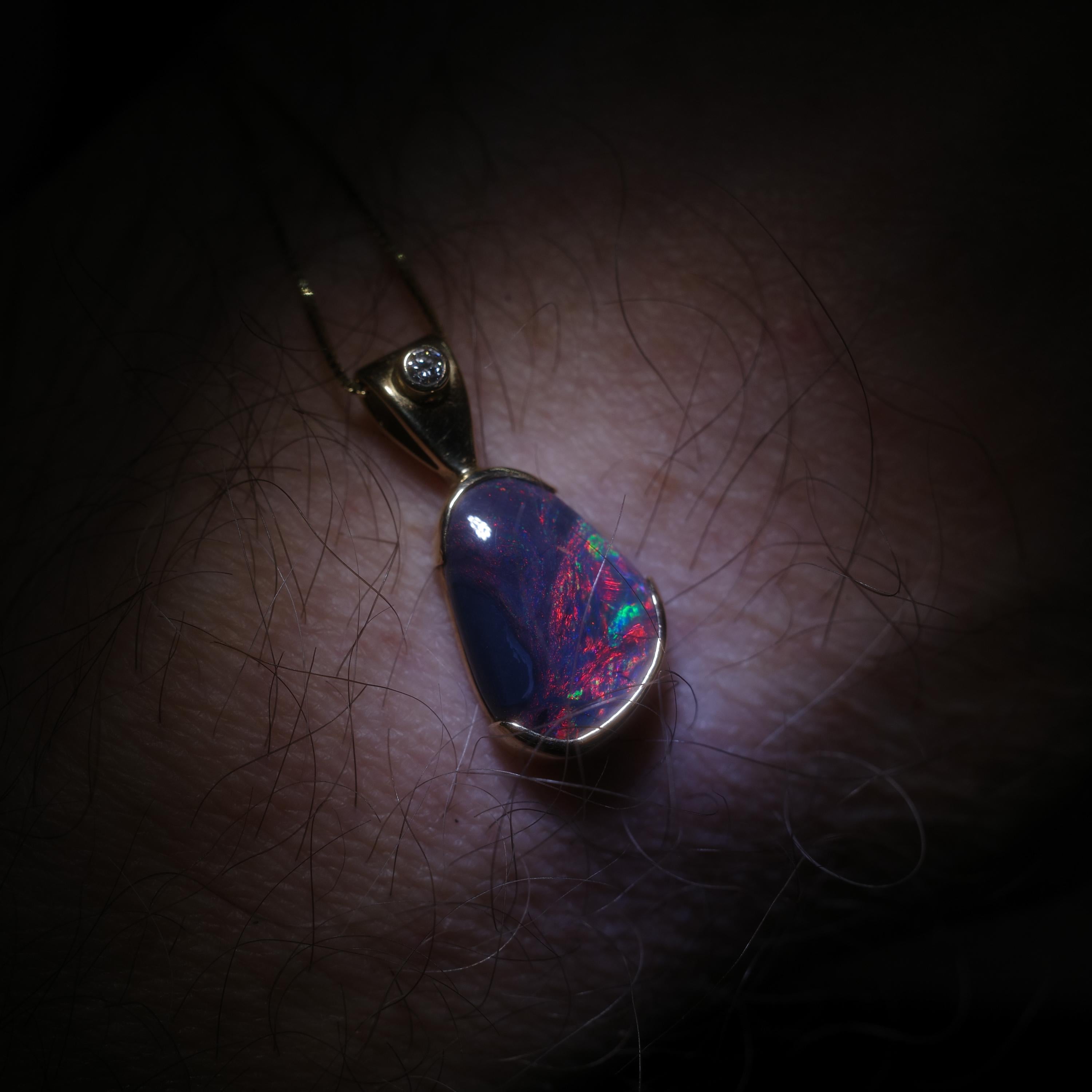 Opale noire, pendentif diamant, Lightning Ridge, Australie, Vivid Red Flash en vente 4