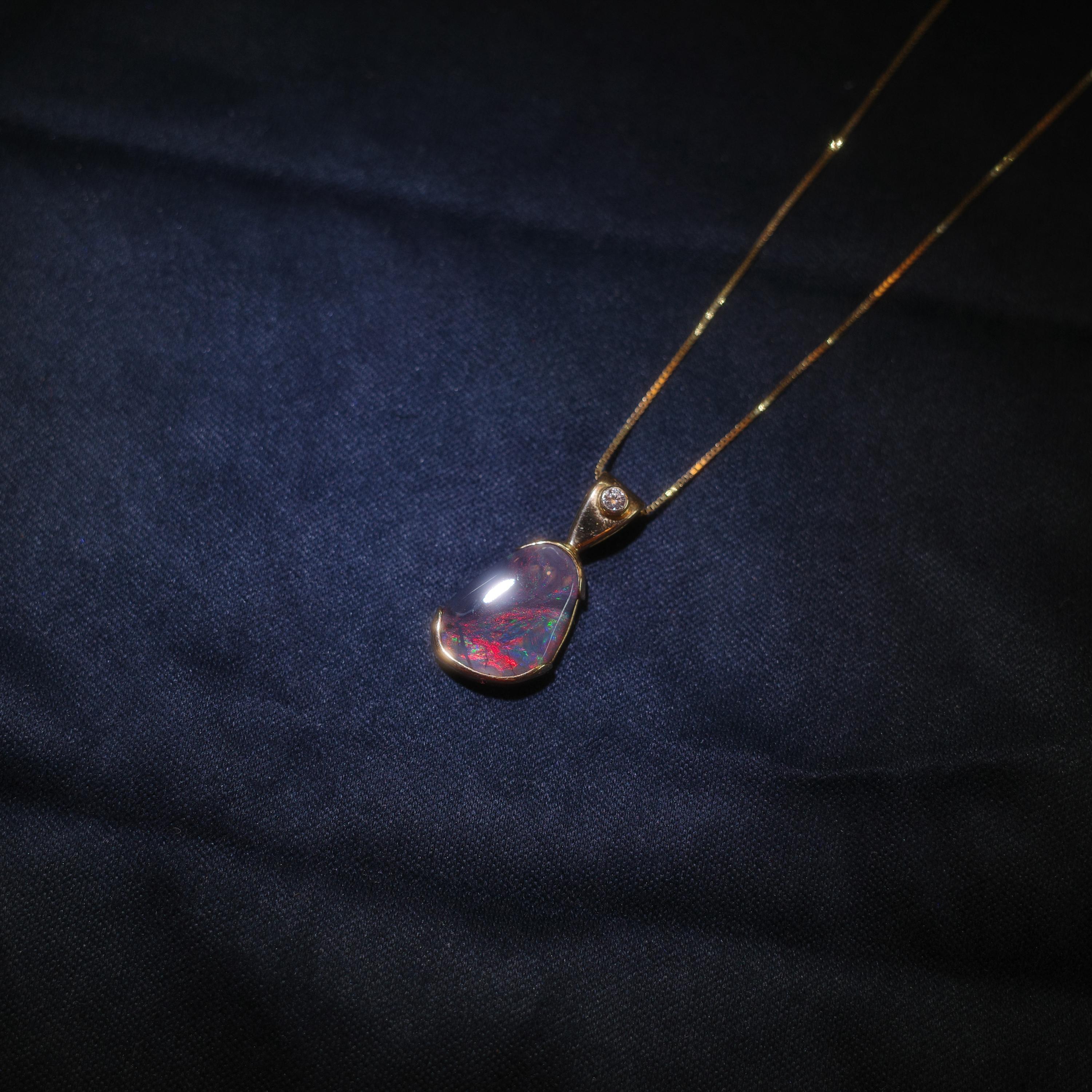 Artisan Opale noire, pendentif diamant, Lightning Ridge, Australie, Vivid Red Flash en vente