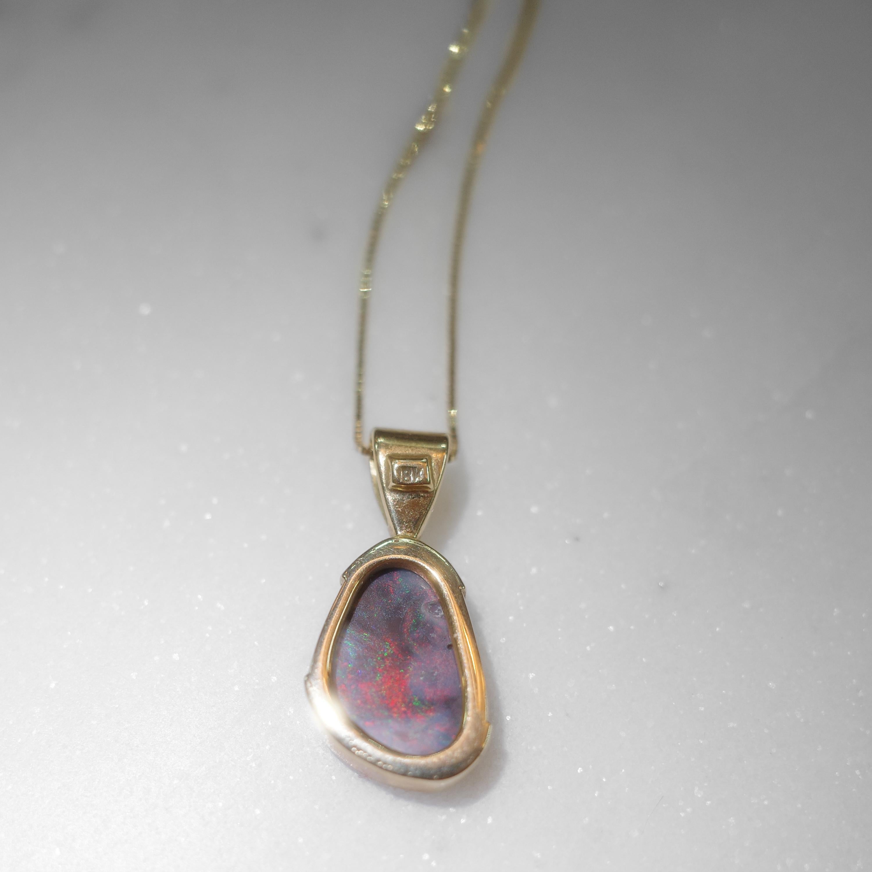 Non taillé Opale noire, pendentif diamant, Lightning Ridge, Australie, Vivid Red Flash en vente