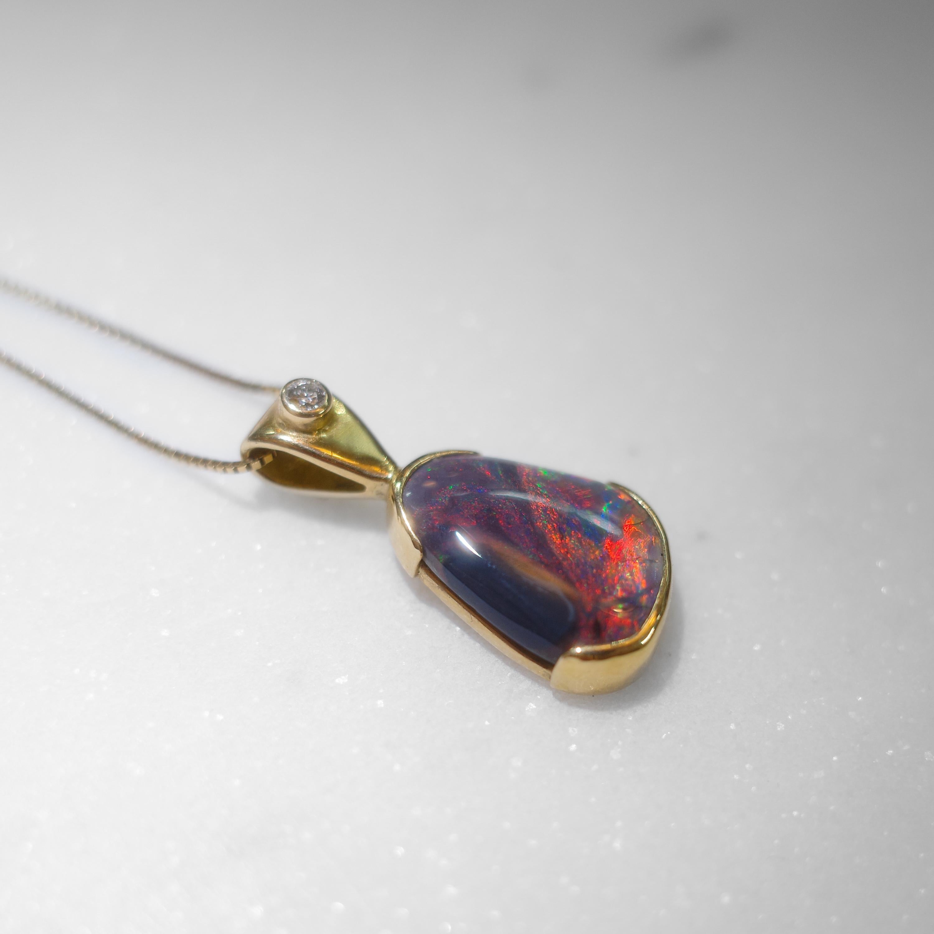 Opale noire, pendentif diamant, Lightning Ridge, Australie, Vivid Red Flash Unisexe en vente