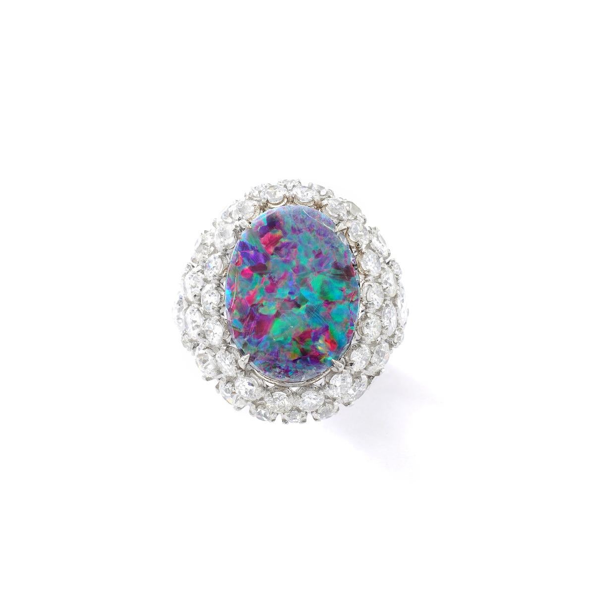 Doublet d'opale noire entouré de diamants sur une bague en platine.
Taille : 17,00 x 13,00 millimètres.

Poids total des diamants : environ 4,80-5,00 carats.
Couleur estimée H, clarté Vs.