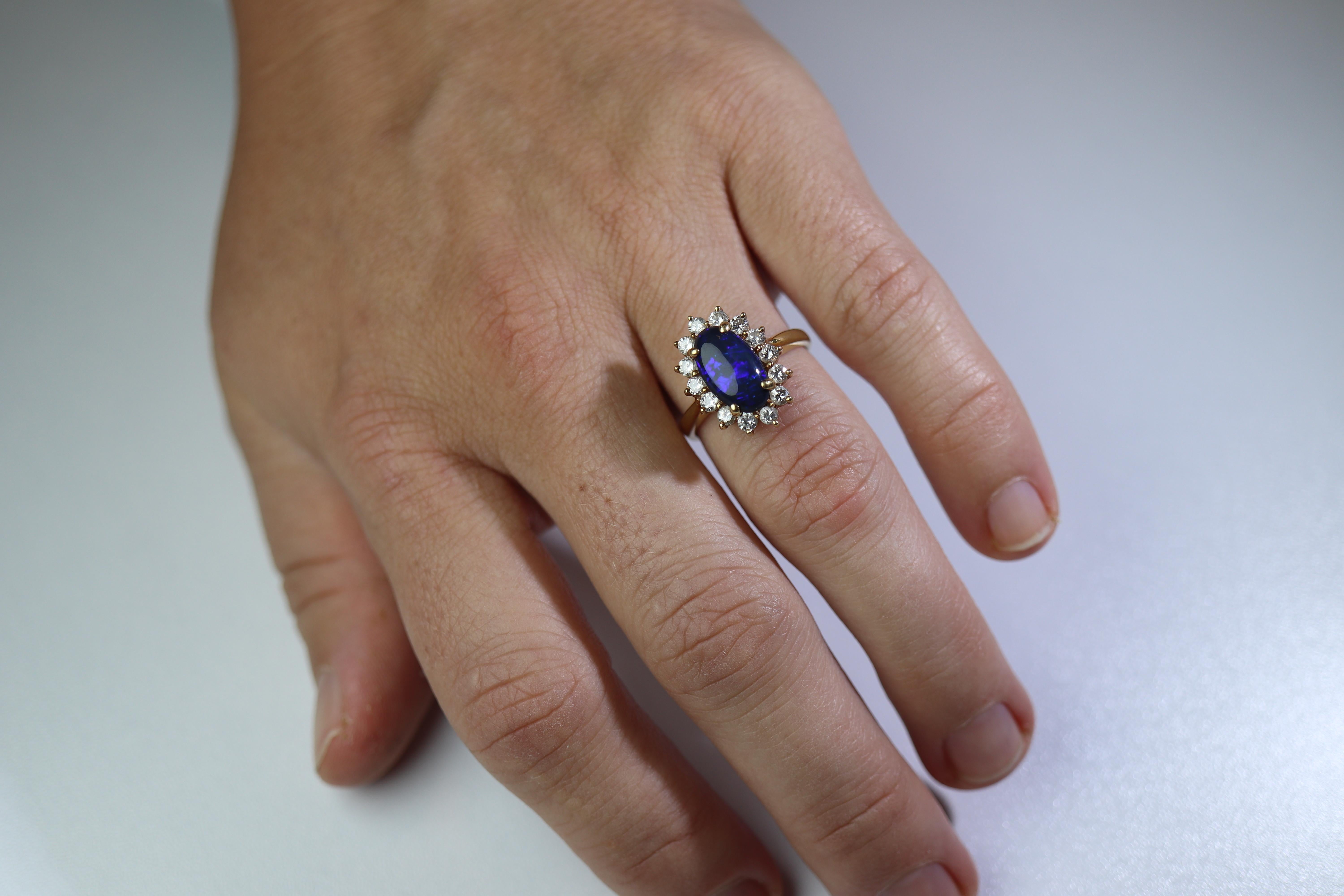 Superbe cabochon ovale d'opale noire australienne

Bague en forme de halo avec des accents de diamants.

Design/One.

Magnifique pour toute occasion - Bague de fiançailles ou de promesse parfaite.

Estimé à 3950 $. L'évaluation est incluse.

Or