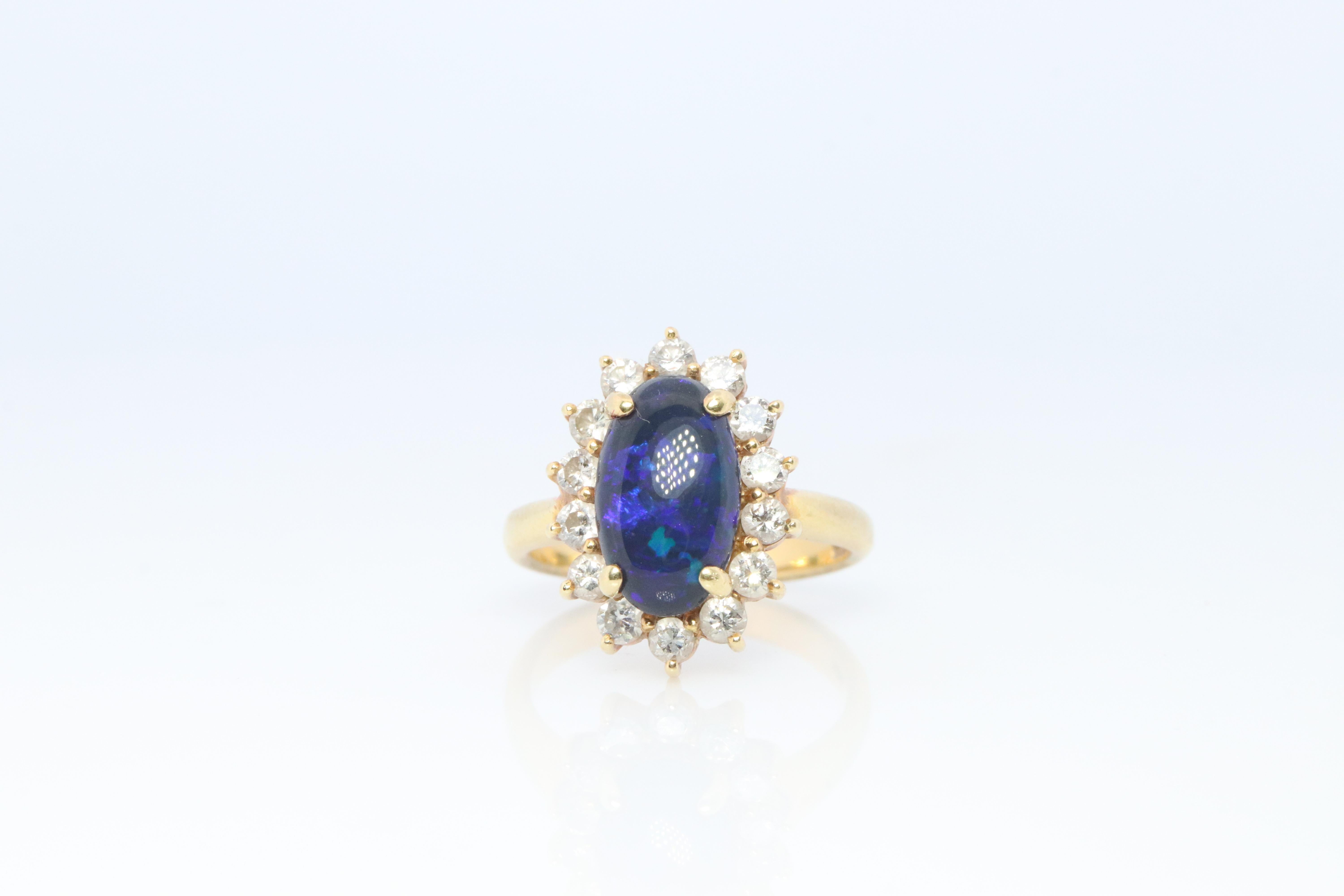 Taille cabochon Bague en opale noire avec diamant. Bague Ballerine en or jaune 18k Opale Diamant Halo. en vente