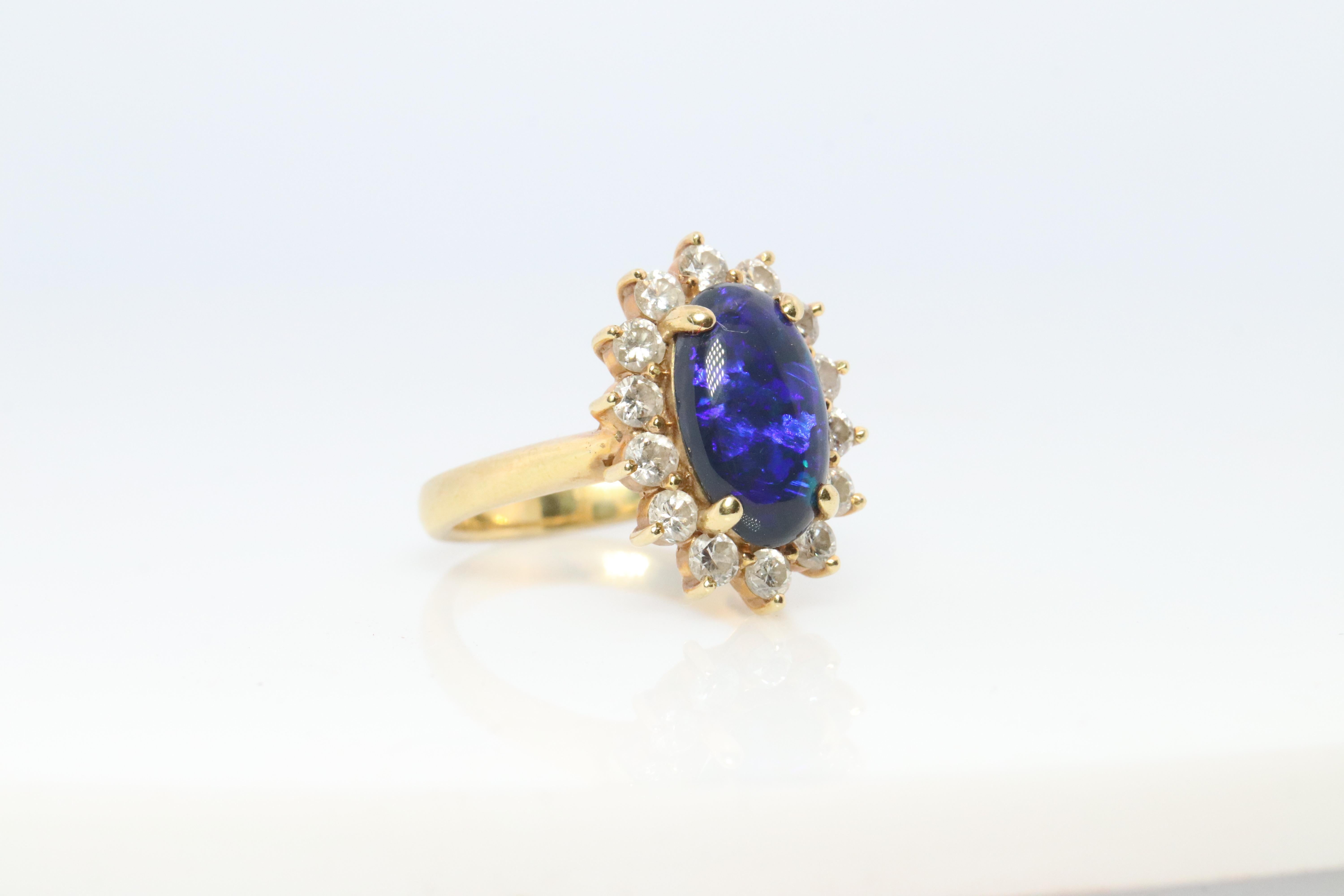 Bague en opale noire avec diamant. Bague Ballerine en or jaune 18k Opale Diamant Halo. en vente 1