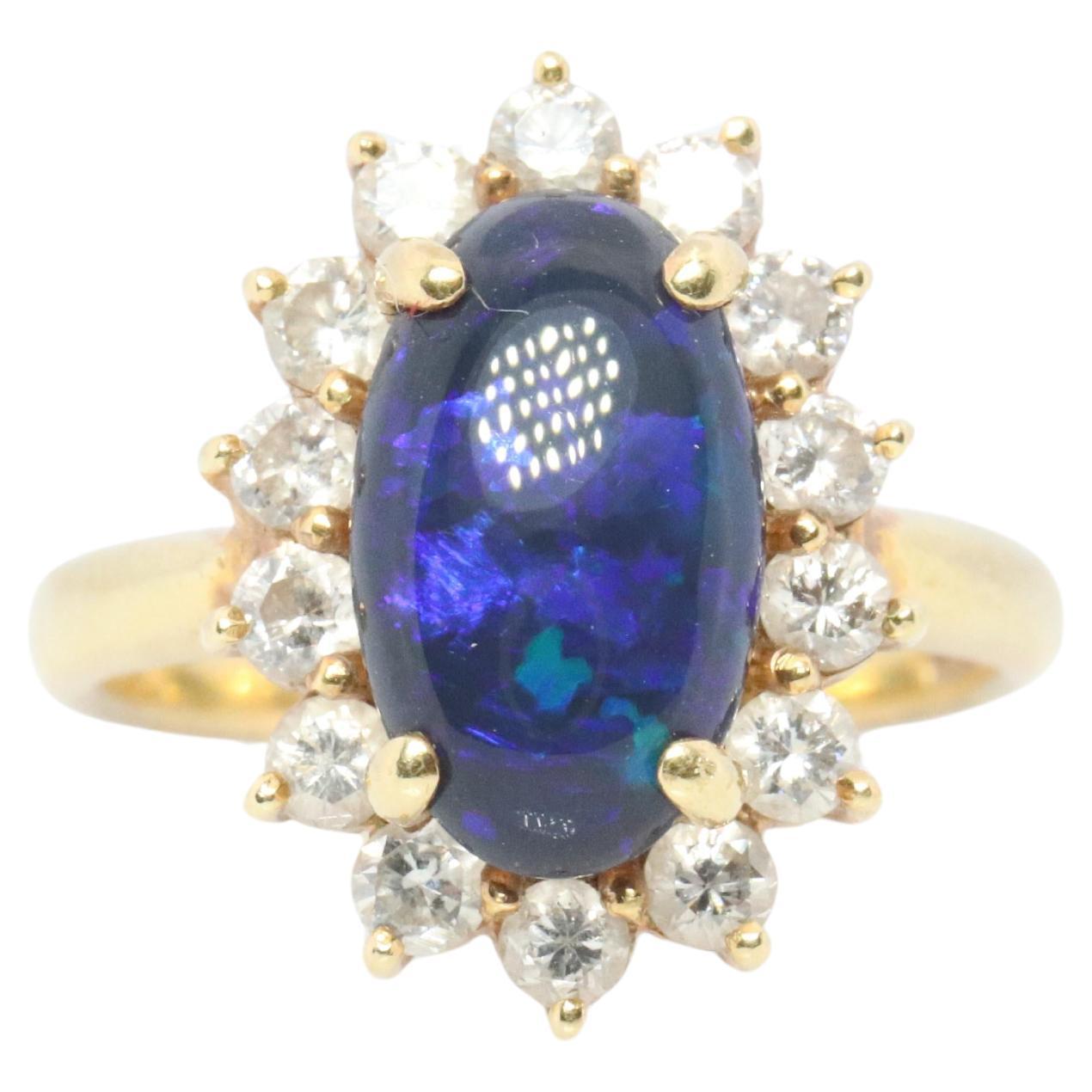 Bague en opale noire avec diamant. Bague Ballerine en or jaune 18k Opale Diamant Halo. en vente