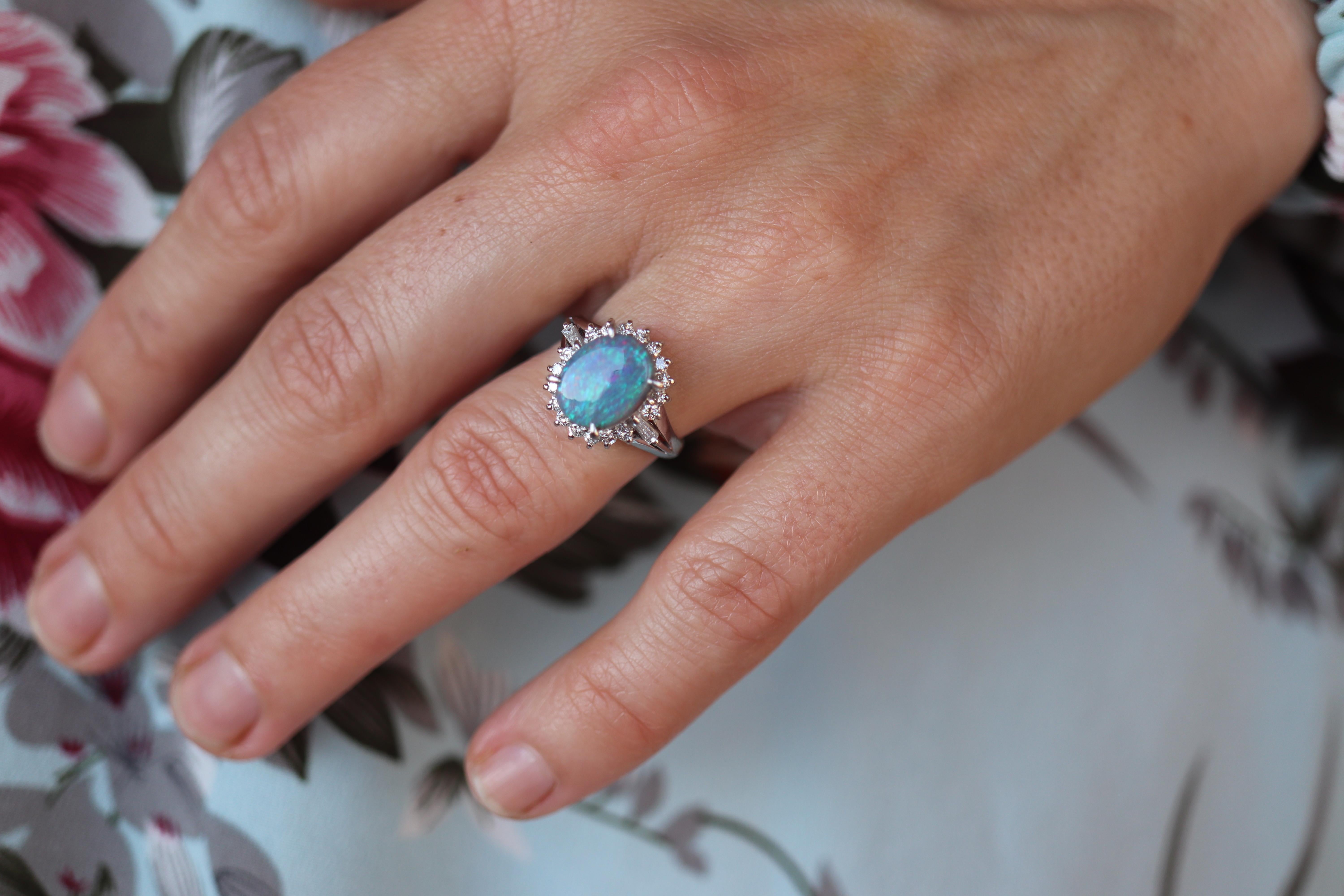 Impresionante Cabujón Ovalado de Ópalo Negro Australiano

Anillo con diseño de halo y detalles de diamantes.

Diseño de bailarina.

Impresionante para cualquier ocasión - Anillo de compromiso o promesa perfecto.

Tasado en 3700 $. La tasación está