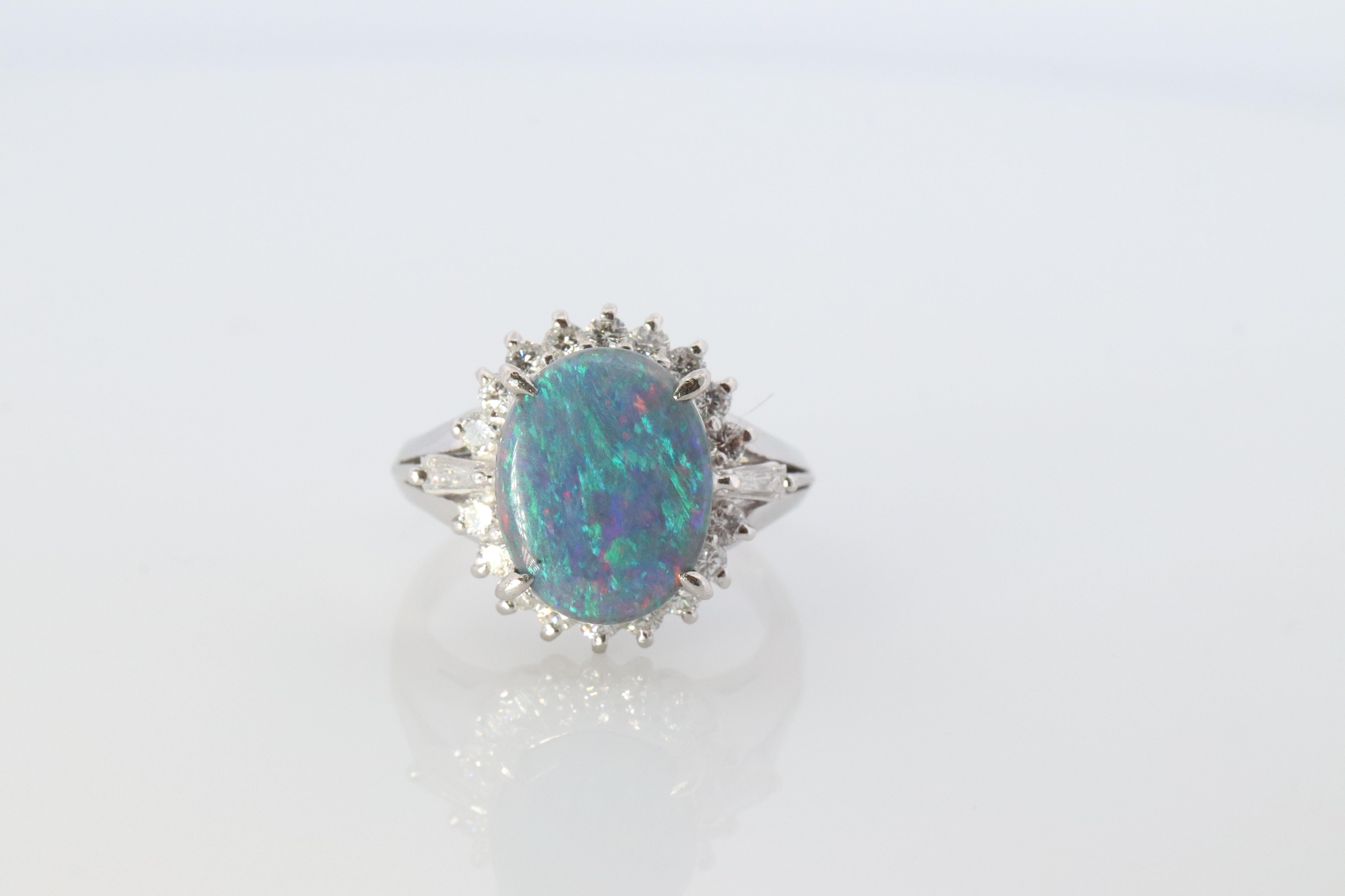 Anillo de diamantes con ópalo negro. PT900 Platino Ópalo Diamante Halo Anillo Bailarina Banda. Cabujón en venta