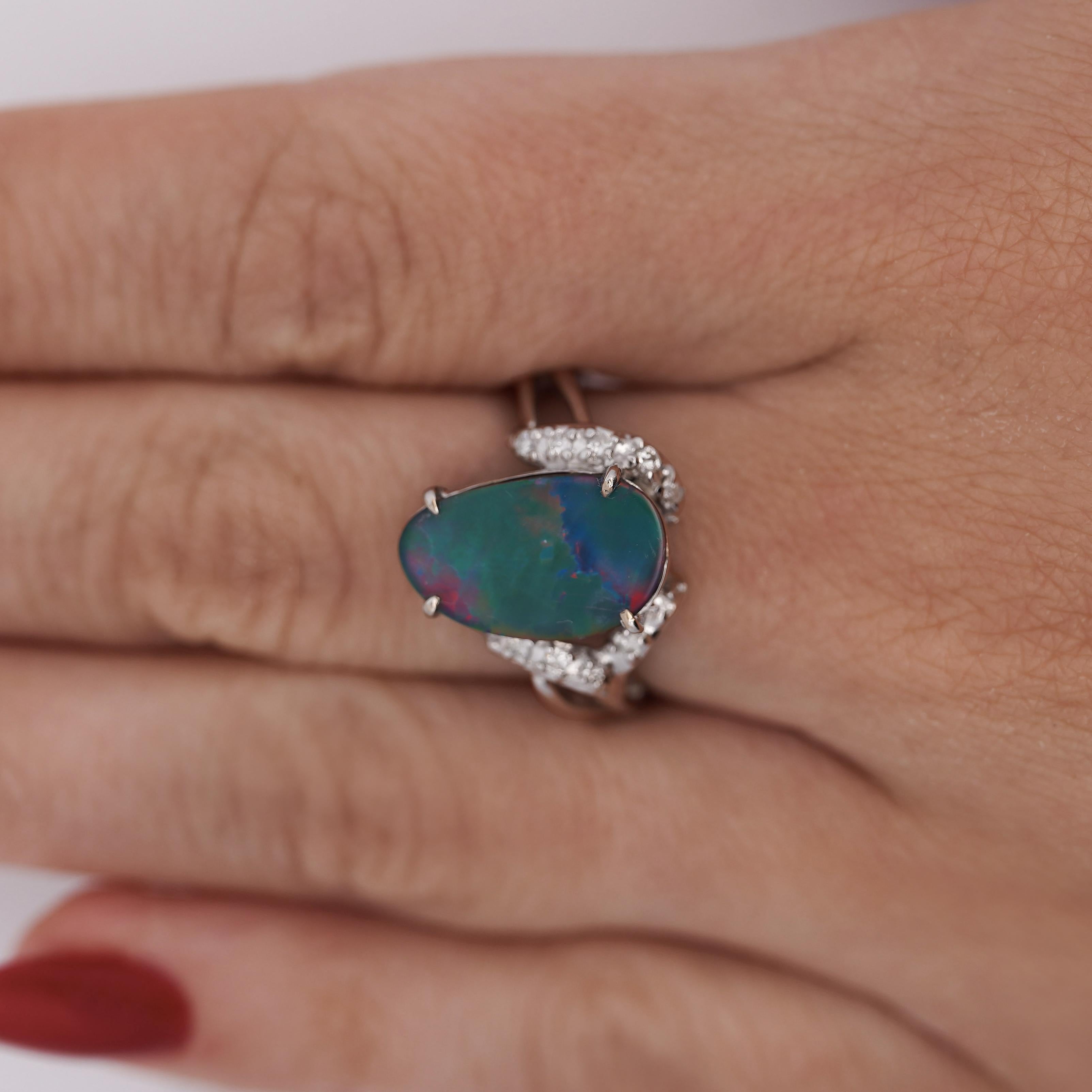 Cabochon Anello con doppietta di opale nero e pavé di diamanti sulla spalla in oro bianco 14 carati in vendita