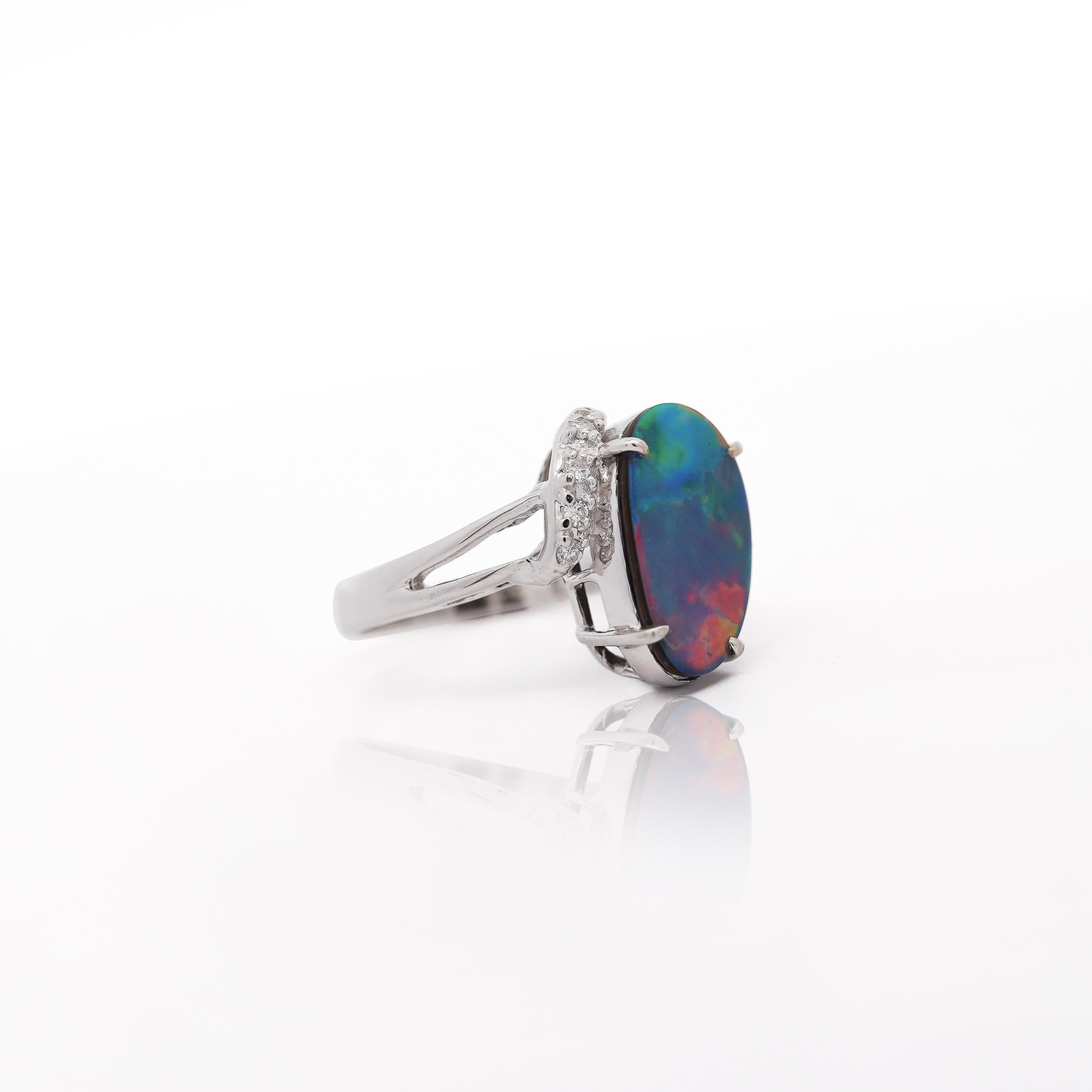 Anello con doppietta di opale nero e pavé di diamanti sulla spalla in oro bianco 14 carati In condizioni ottime in vendita a Miami, FL