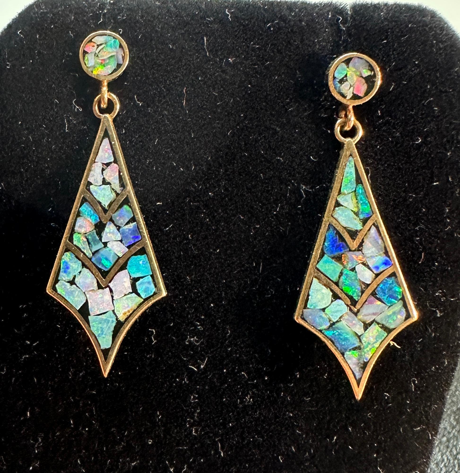 VOICI UNE MAGNIFIQUE PAIRE DE BOUCLES D'OREILLES EN OR JAUNE 14 CARATS EN OPALE NOIRE, DATANT DE L'ÉPOQUE DES EAMES ET DATANT DU MILIEU DU SIÈCLE DERNIER, AVEC UN ÉTONNANT MOTIF MATRICIEL, PEUT-ÊTRE D'ORIGINE AMÉRINDIENNE.  LES BOUCLES D'OREILLES