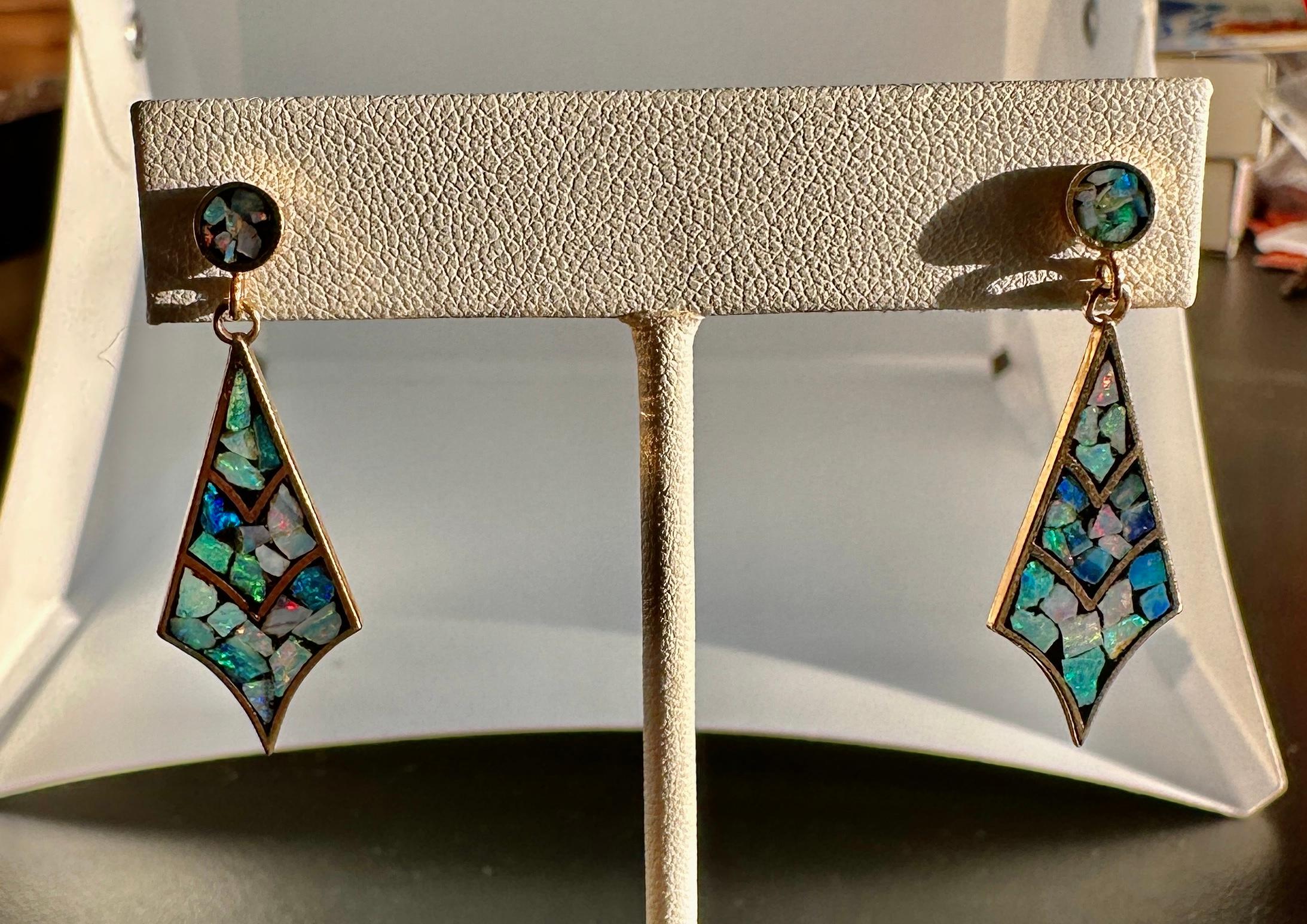 Boucles d'oreilles Eames Era Retro style mi-siècle moderne en or 14 carats et opale noire en vente 1