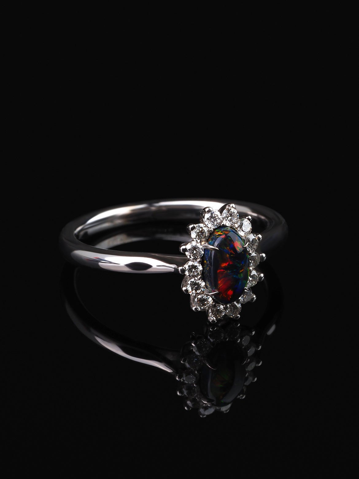 Anillo de diamantes de oro con ópalo negro Anillo de compromiso con gema australiana Art Decó en venta