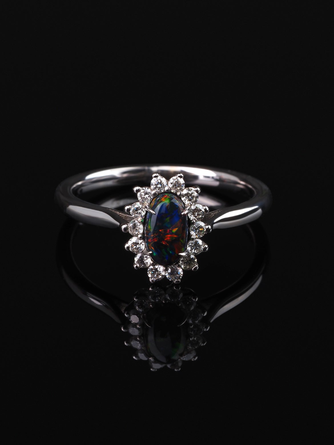 Anillo de diamantes de oro con ópalo negro Anillo de compromiso con gema australiana Cabujón en venta