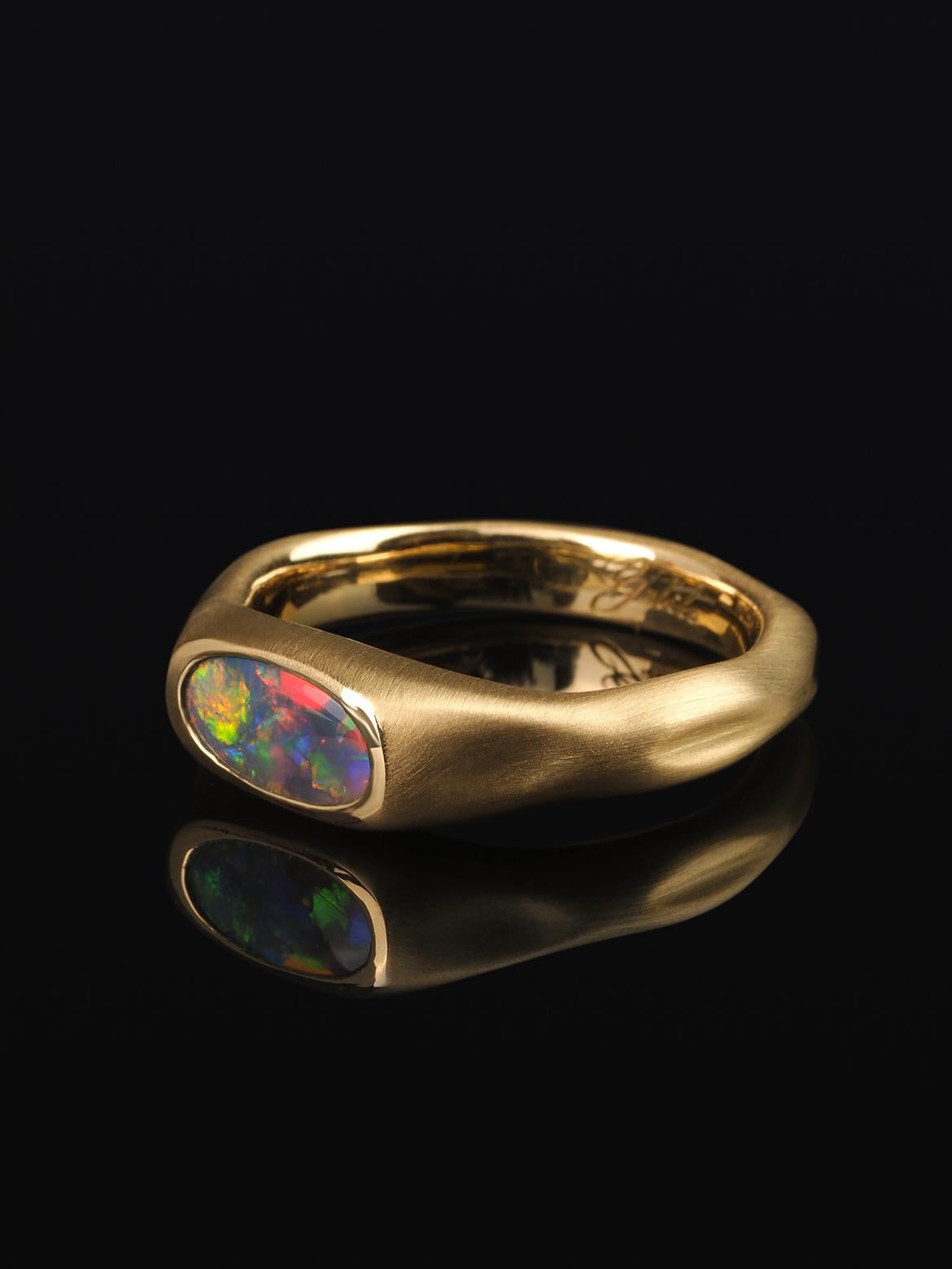 Black Opal Gold Ring 18K Australian genuine opal precious wedding anniversary In New Condition For Sale In Berlin, DE