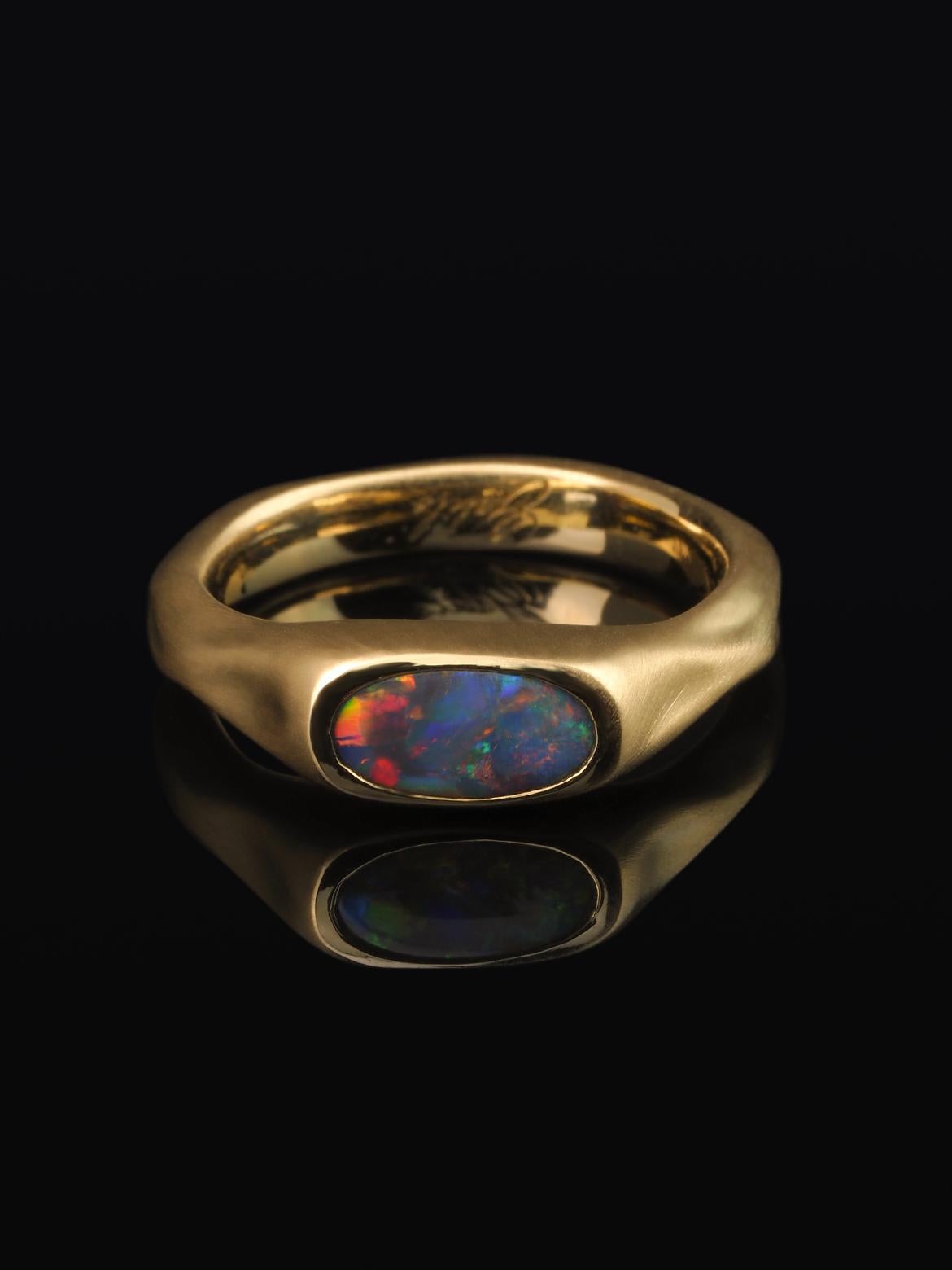 Bague d'anniversaire de mariage en or 18 carats avec opale noire véritable australienne en vente 3