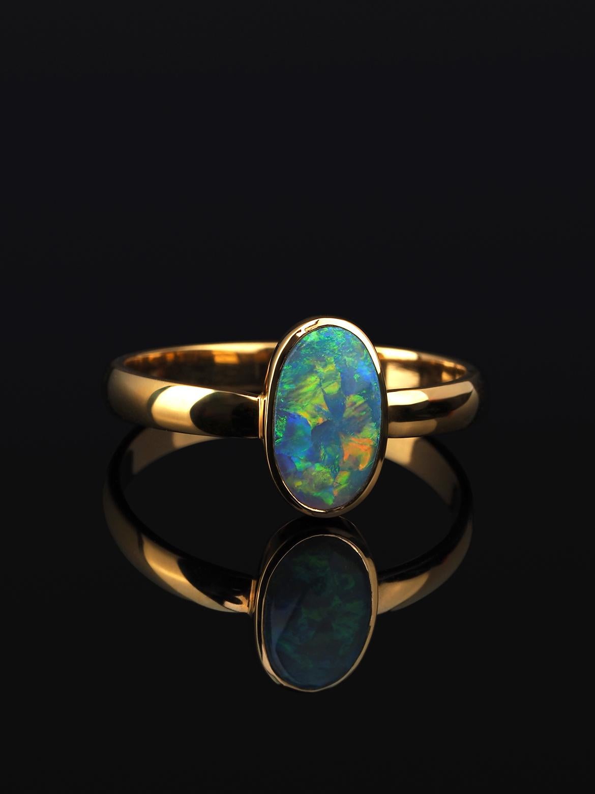 Moderno Anello in oro con opale nero Anello di fidanzamento con pietra tremolante Minimalismo in vendita