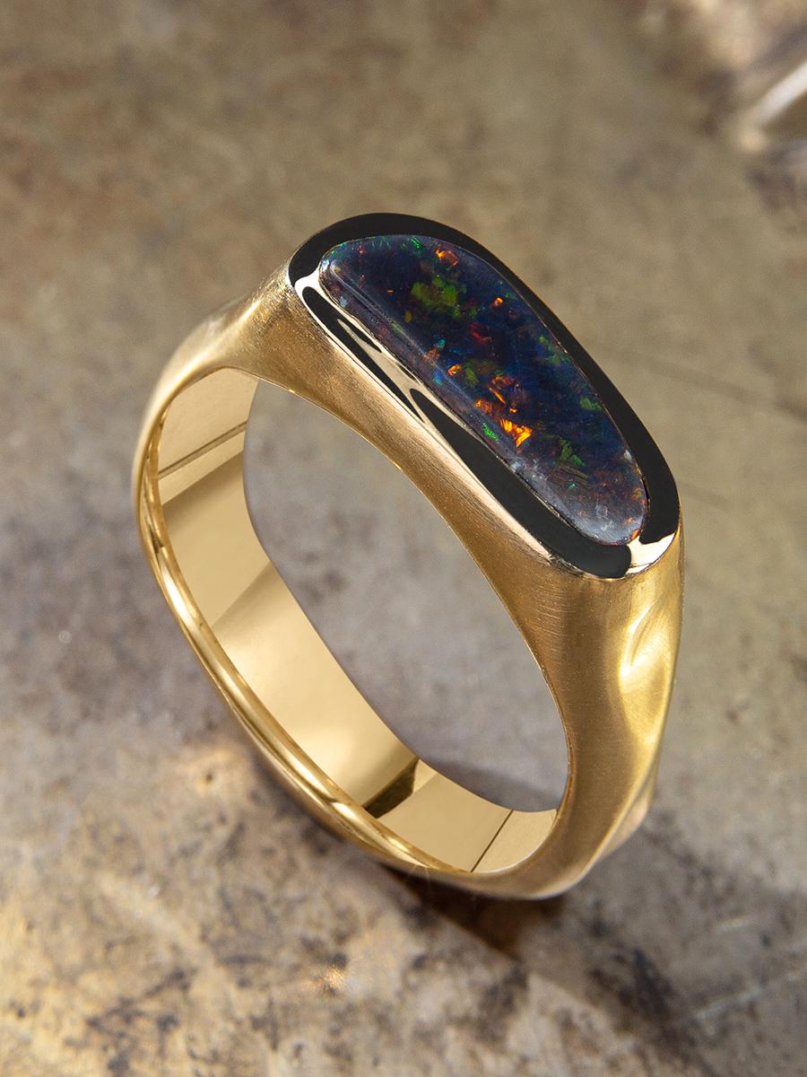 Black Opal Gold Ring Unises Stardust Pattern Engagement Style In New Condition For Sale In Berlin, DE