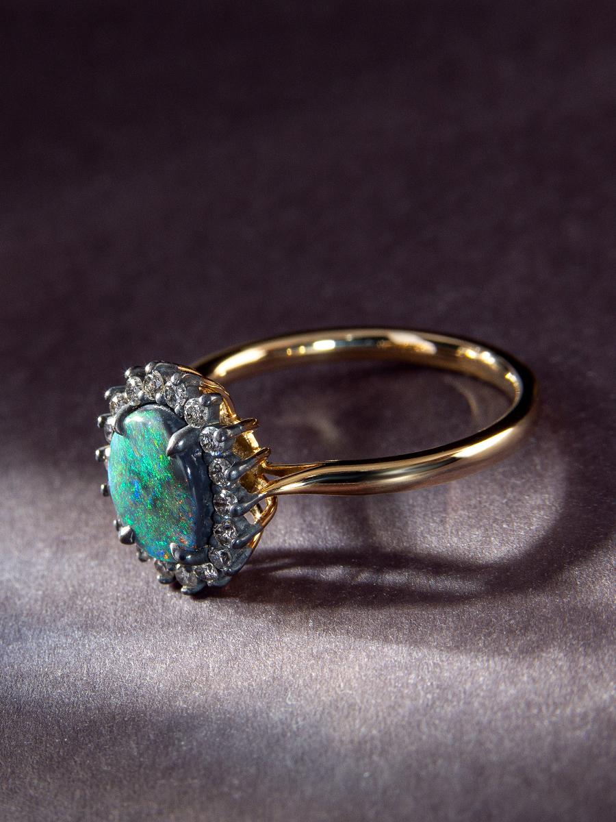 Bague en or avec opale noire et diamants gris de couleur rouge et verte en vente 4