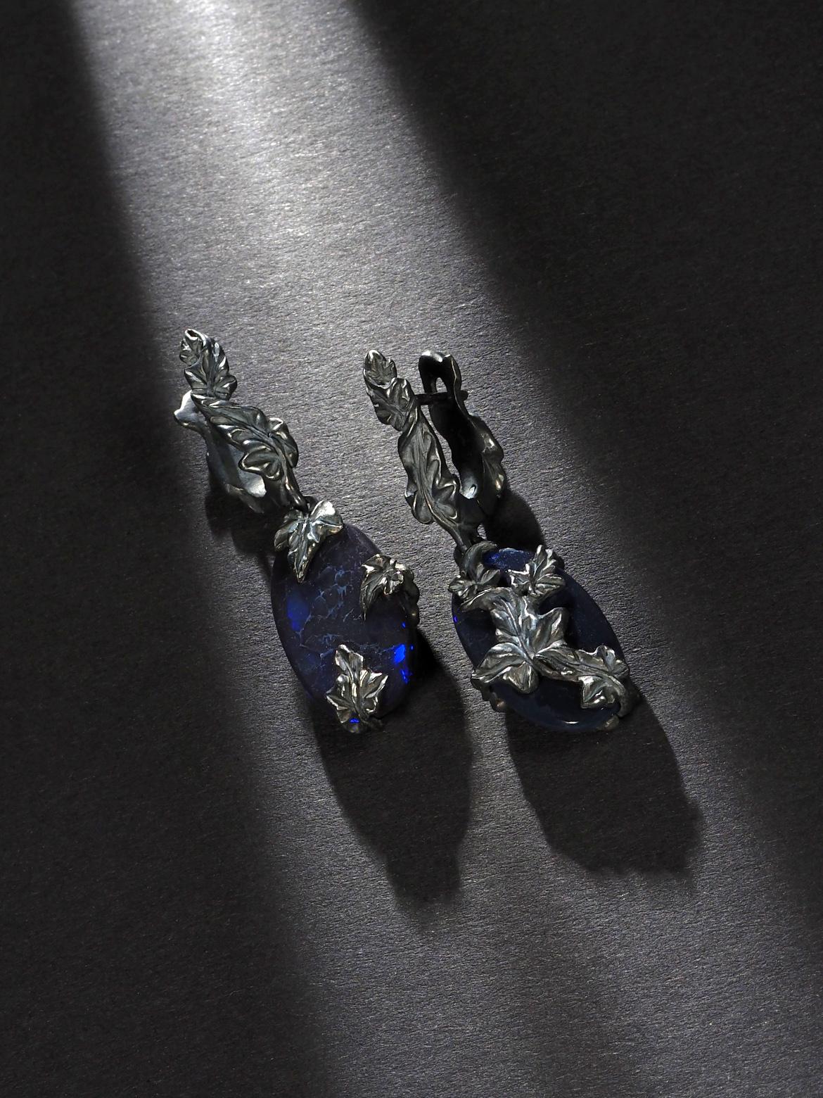 Boucles d'oreilles lierre en opale noire opalescence bleu néon style Art nouveau en vente 4