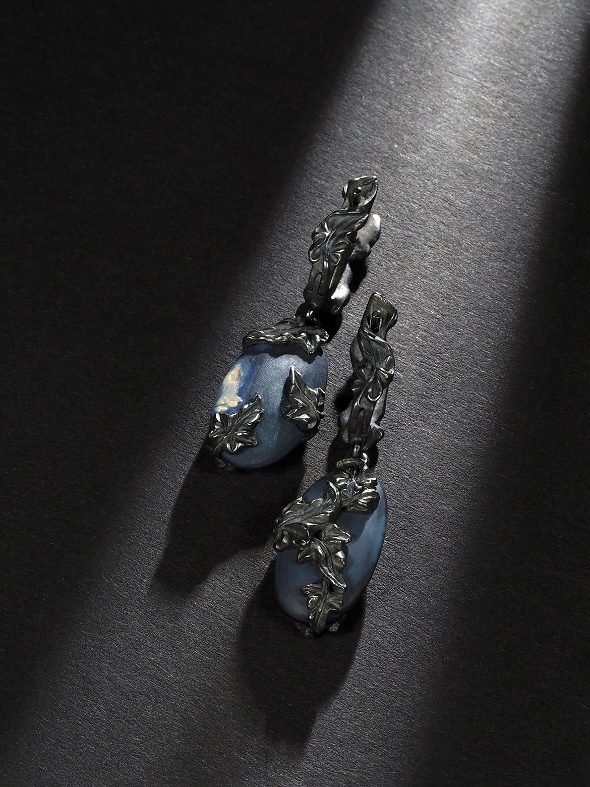 Boucles d'oreilles lierre en opale noire opalescence bleu néon style Art nouveau en vente 5