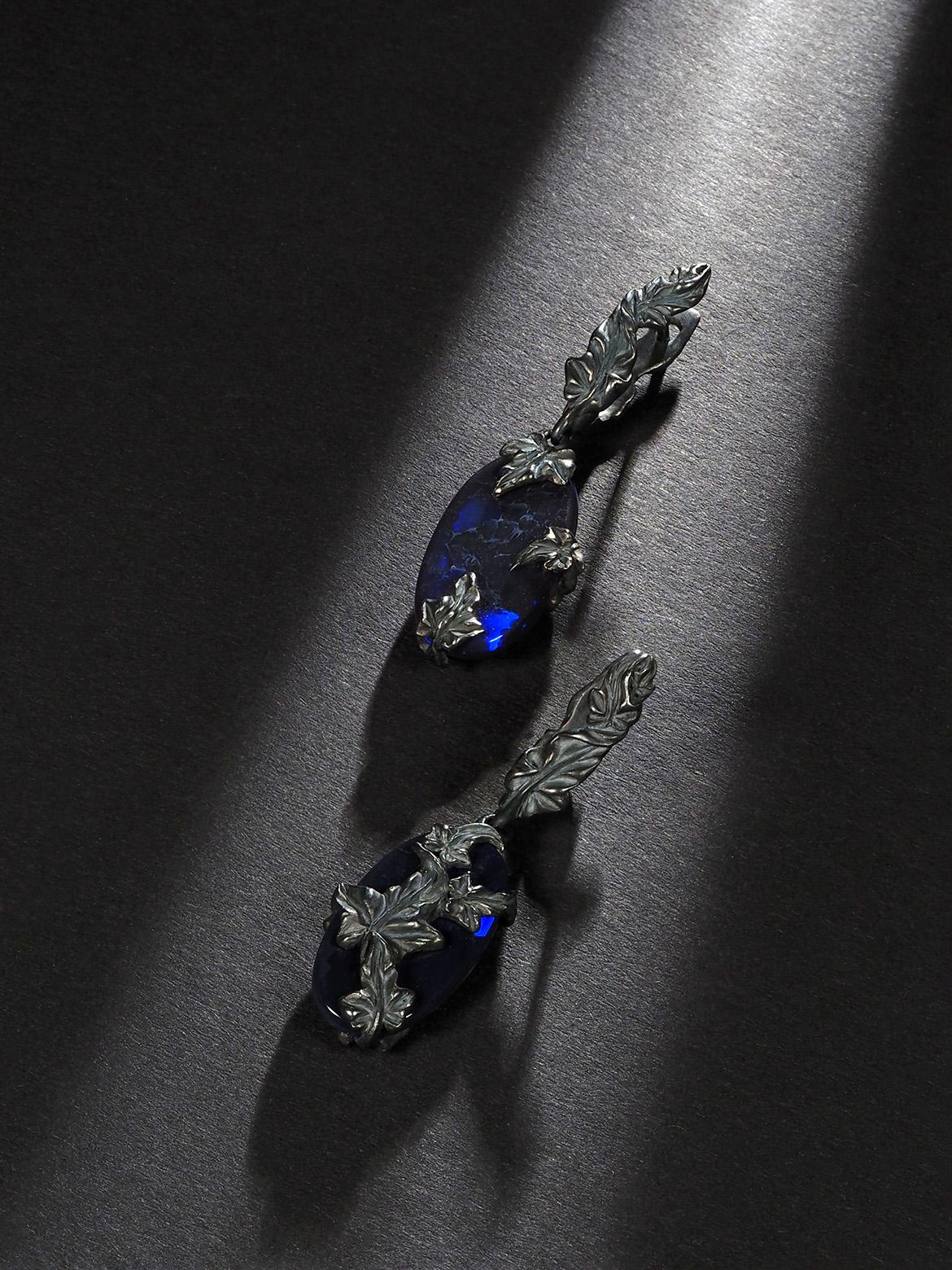 Boucles d'oreilles lierre en opale noire opalescence bleu néon style Art nouveau en vente 6