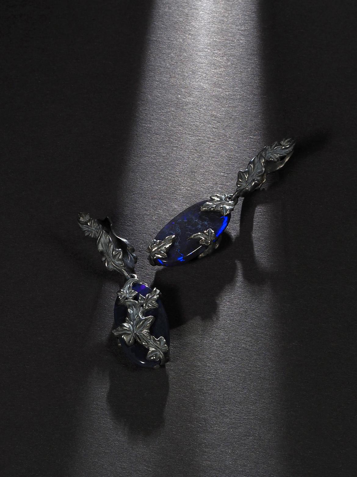 Orecchini Ivy in opale nero opalescenza blu neon stile Art nouveau in vendita 7