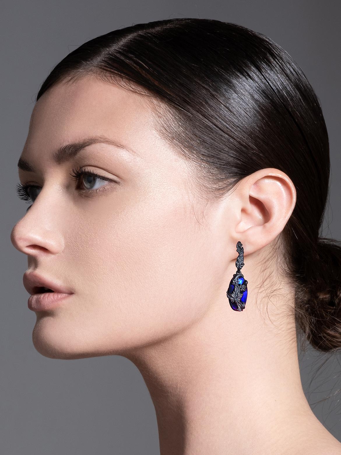 Artisan Boucles d'oreilles lierre en opale noire opalescence bleu néon style Art nouveau en vente