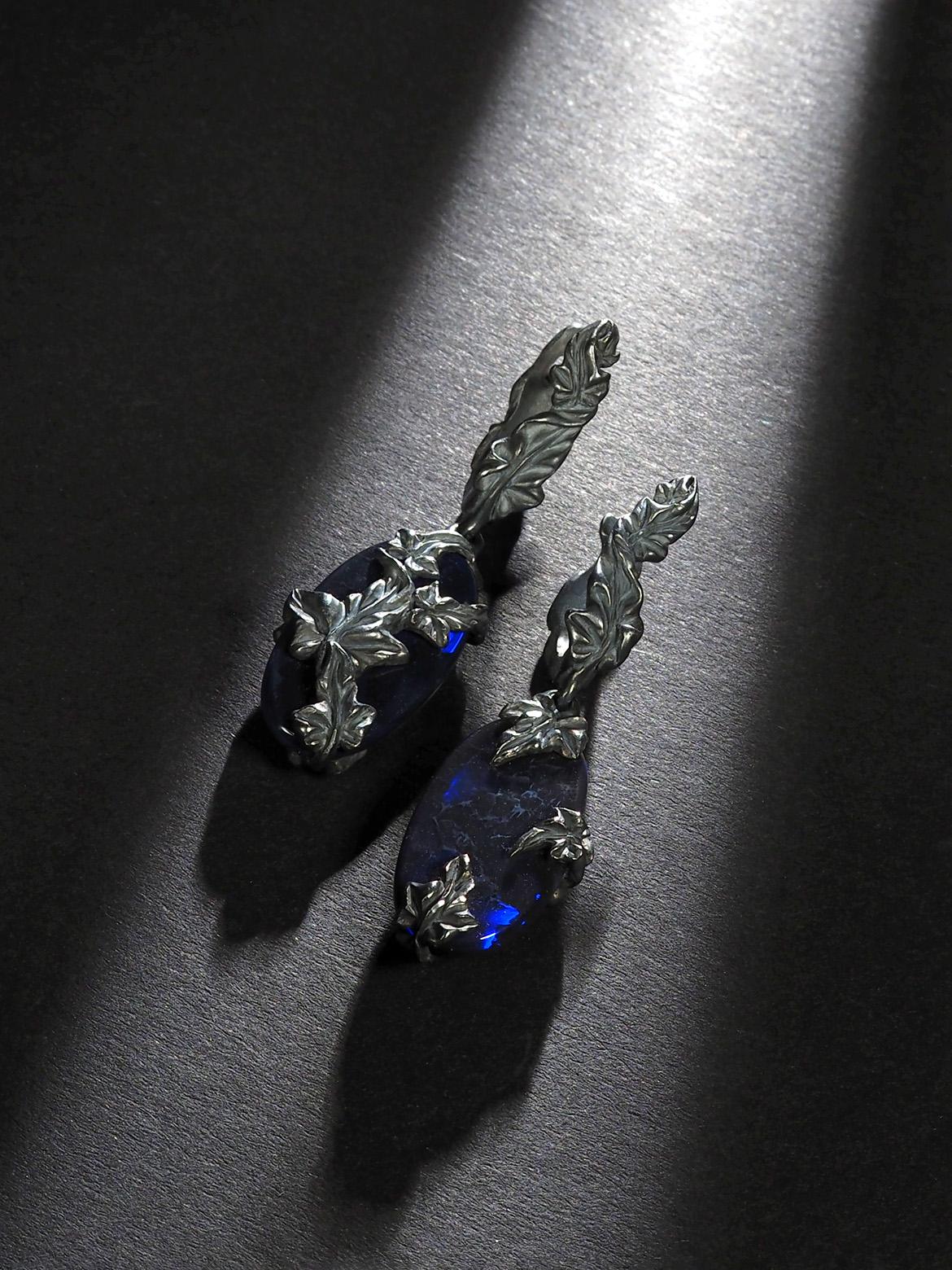 Taille ovale Boucles d'oreilles lierre en opale noire opalescence bleu néon style Art nouveau en vente