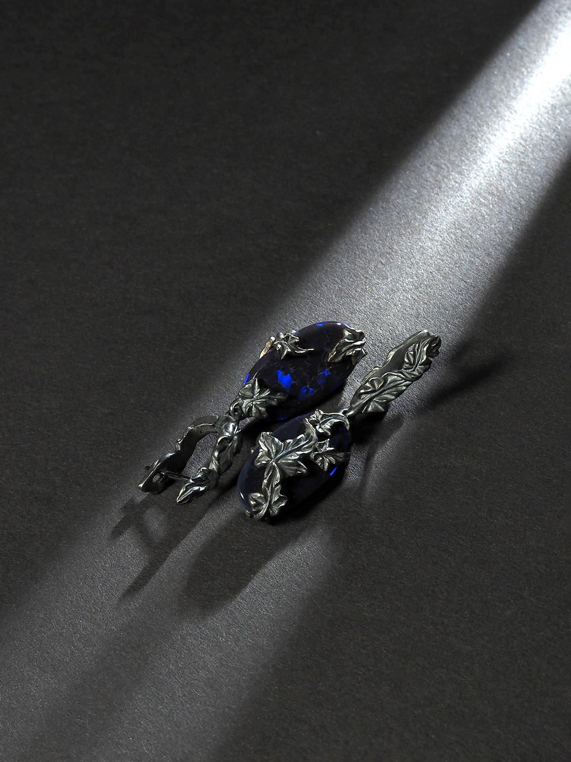 Boucles d'oreilles lierre en opale noire opalescence bleu néon style Art nouveau Unisexe en vente