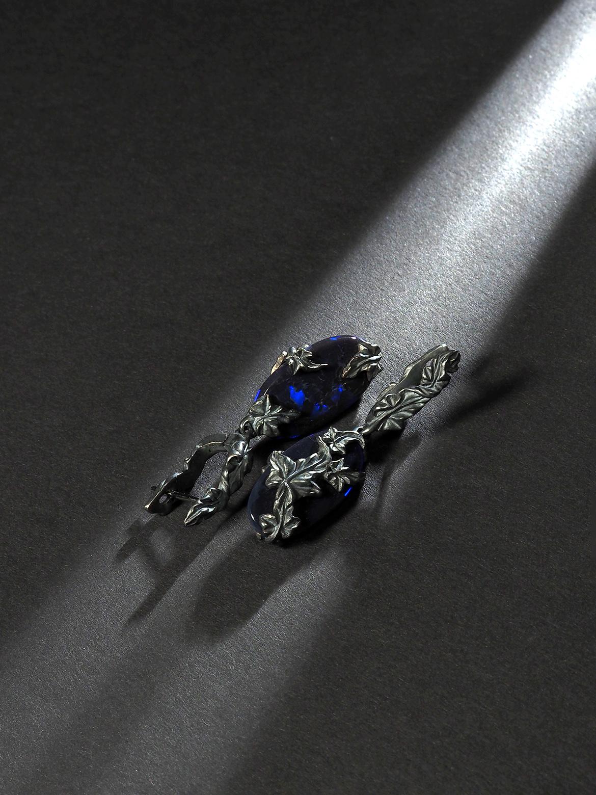 da uomo o donna Orecchini Ivy in opale nero opalescenza blu neon stile Art nouveau in vendita