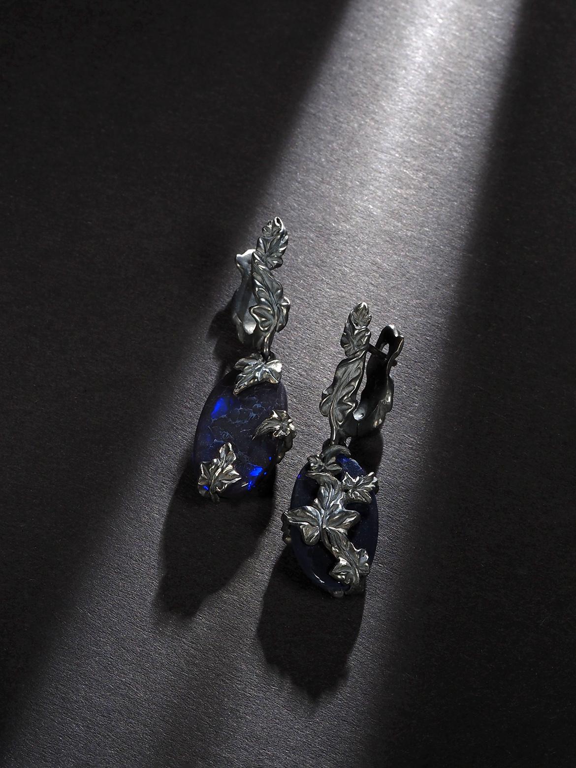 Boucles d'oreilles lierre en opale noire opalescence bleu néon style Art nouveau en vente 1