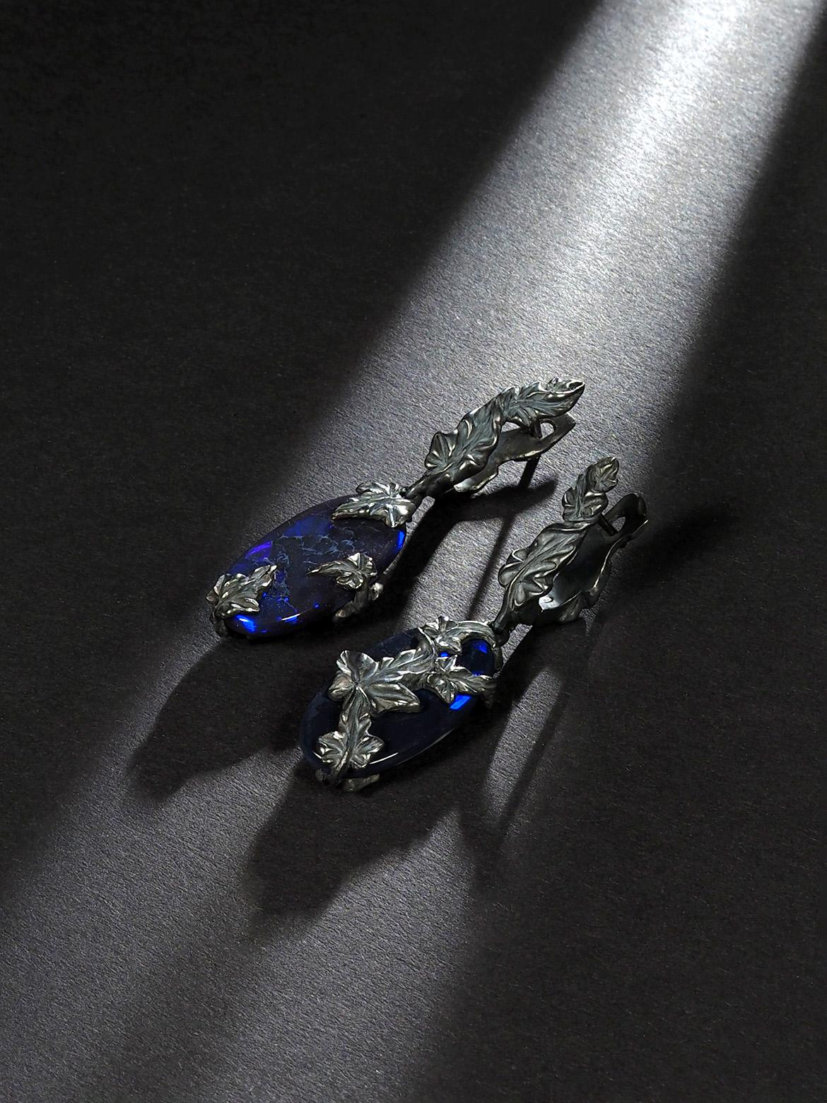 Boucles d'oreilles lierre en opale noire opalescence bleu néon style Art nouveau en vente 3